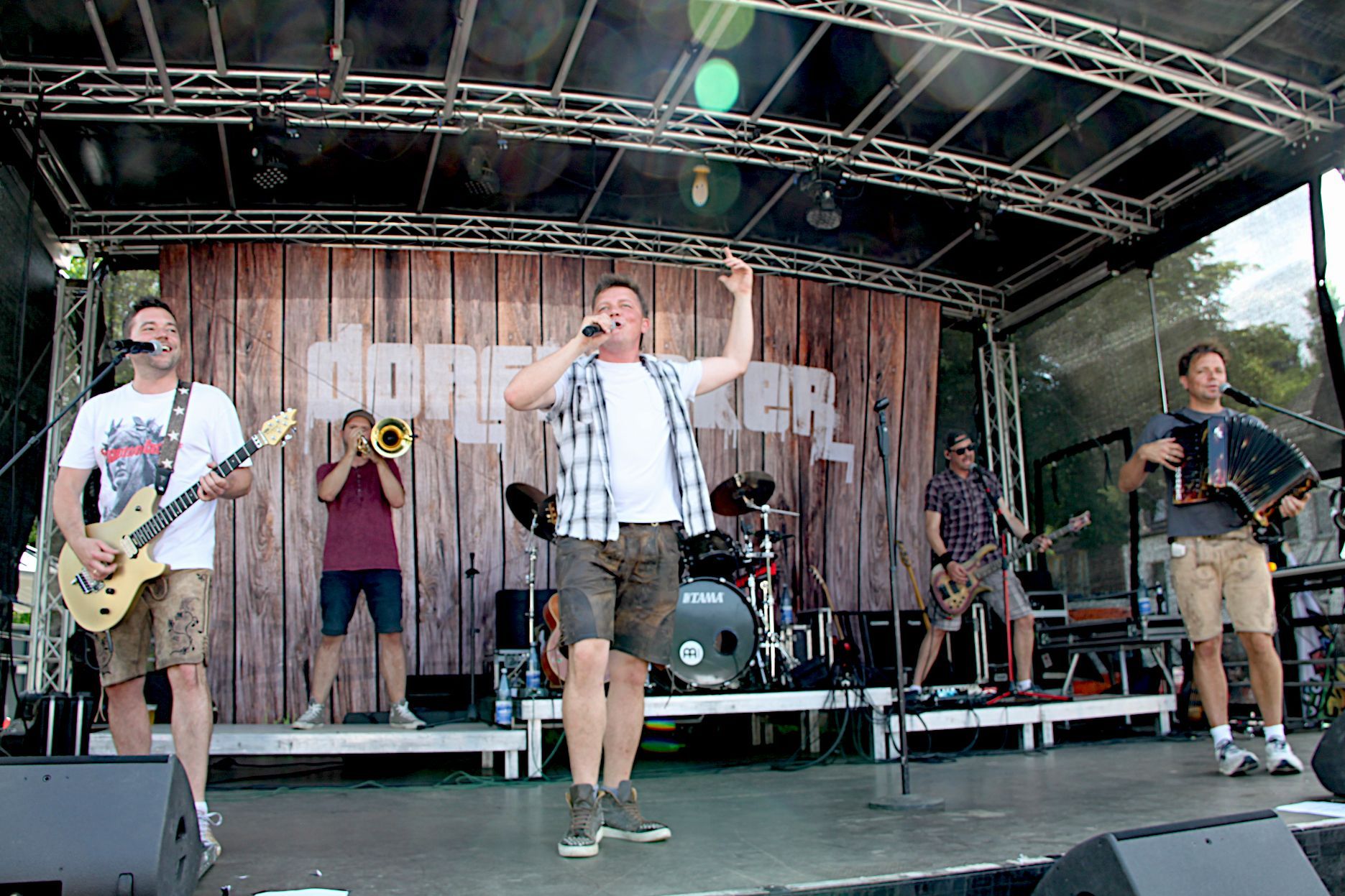 Das Bild zeigt die obengenannte Band auf der Bühne während des Auftritts.