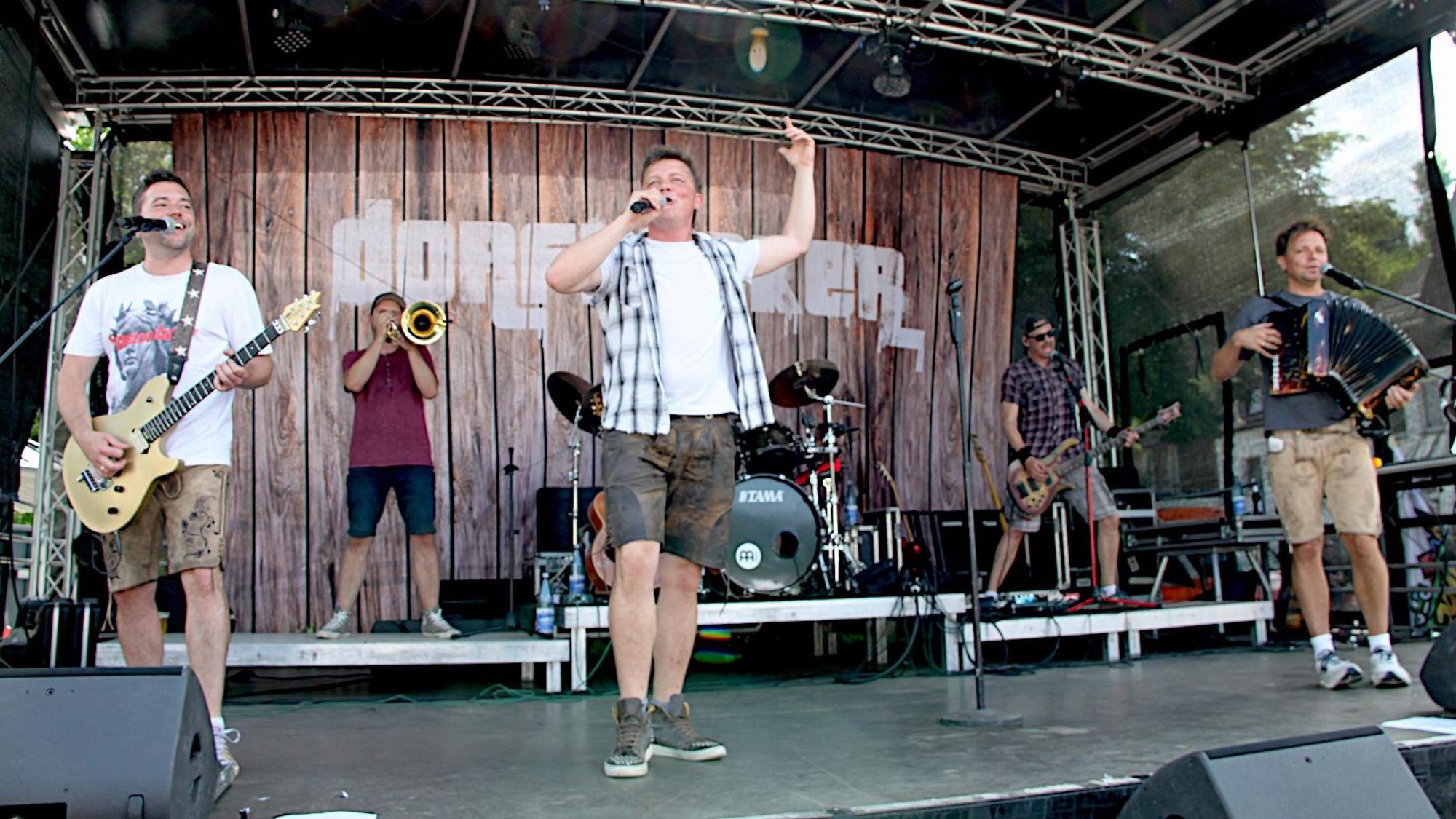 Das Bild zeigt die obengenannte Band auf der Bühne während des Auftritts.