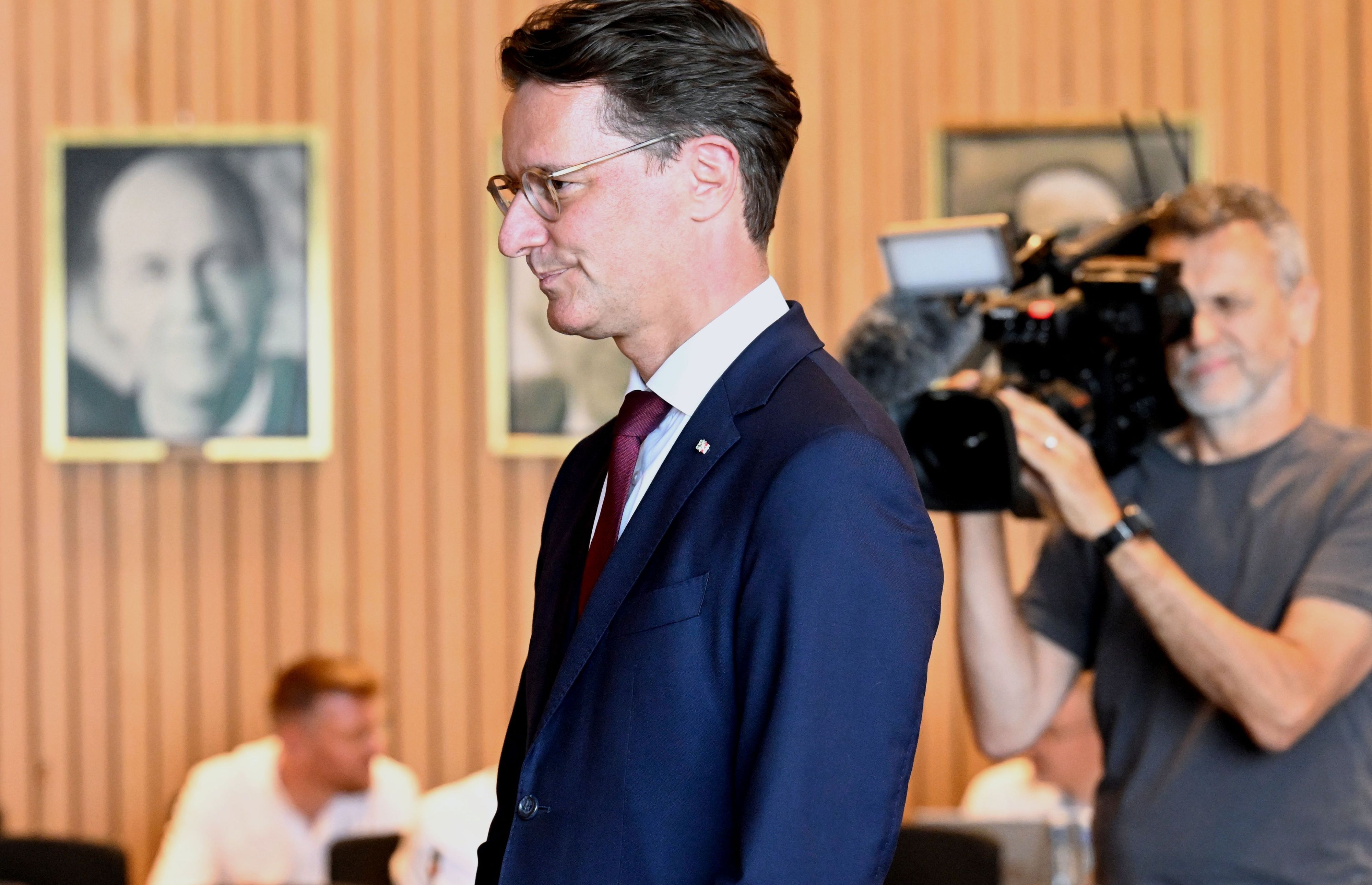 23.06.2026, Nordrhein-Westfalen, Düsseldorf: Hendrik Wüst (CDU), Ministerpräsident von Nordrhein-Westfalen, wartet während des Landtagsuntersuchungsausschusses zum Terroranschlag in Solingen, um als Zeuge auszusagen. Foto: Roberto Pfeil/dpa +++ dpa-Bildfunk +++