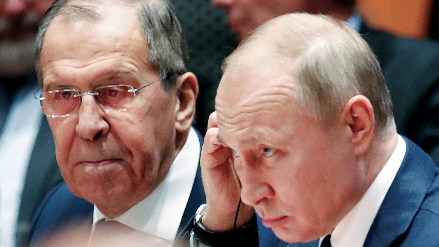 Wladimir Putin (r.), Präsident von Russland, und Außenminister Sergej Lawrow verschärfen den Ton gegenüber dem Weste. (Archivbild)