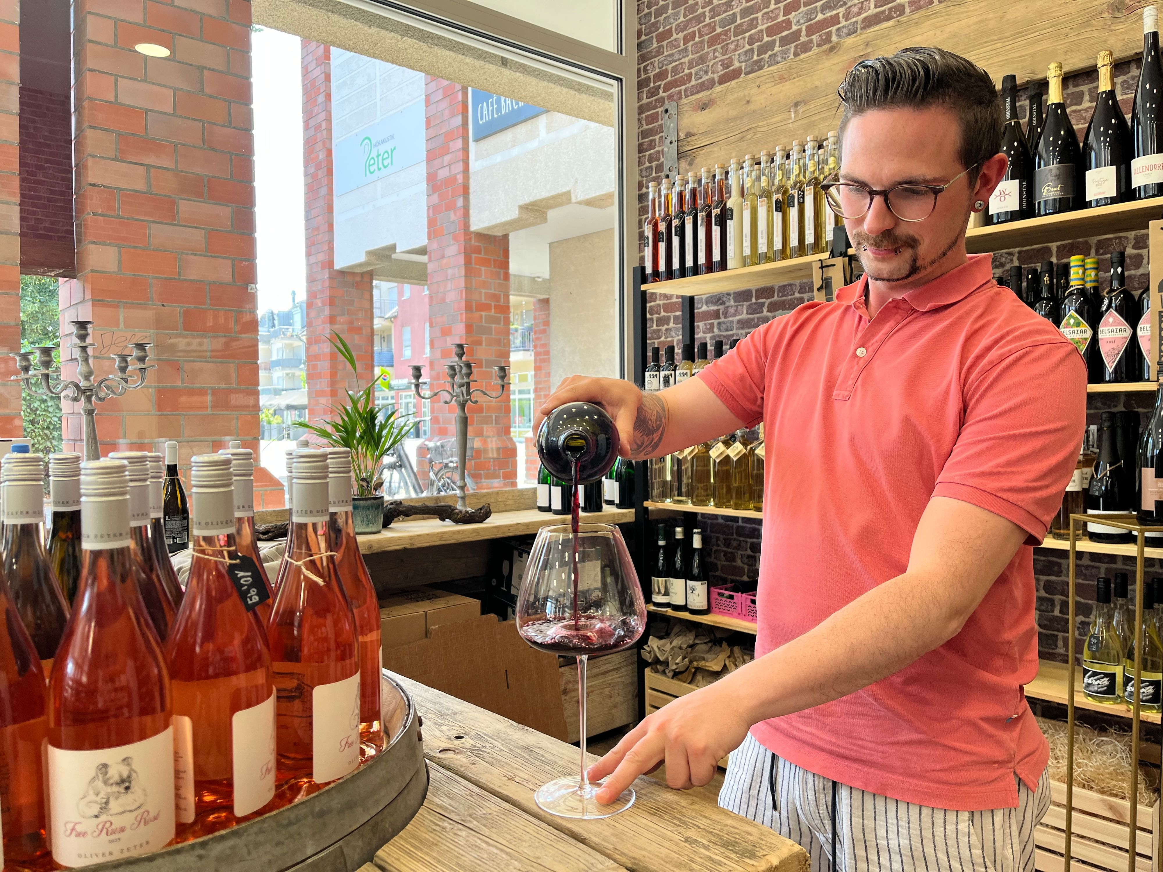 Björn Wurth im neuen Schlebuscher Weinladen „Kork & Kante“