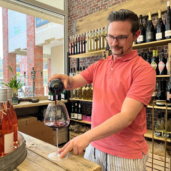 Björn Wurth im neuen Schlebuscher Weinladen „Kork & Kante“