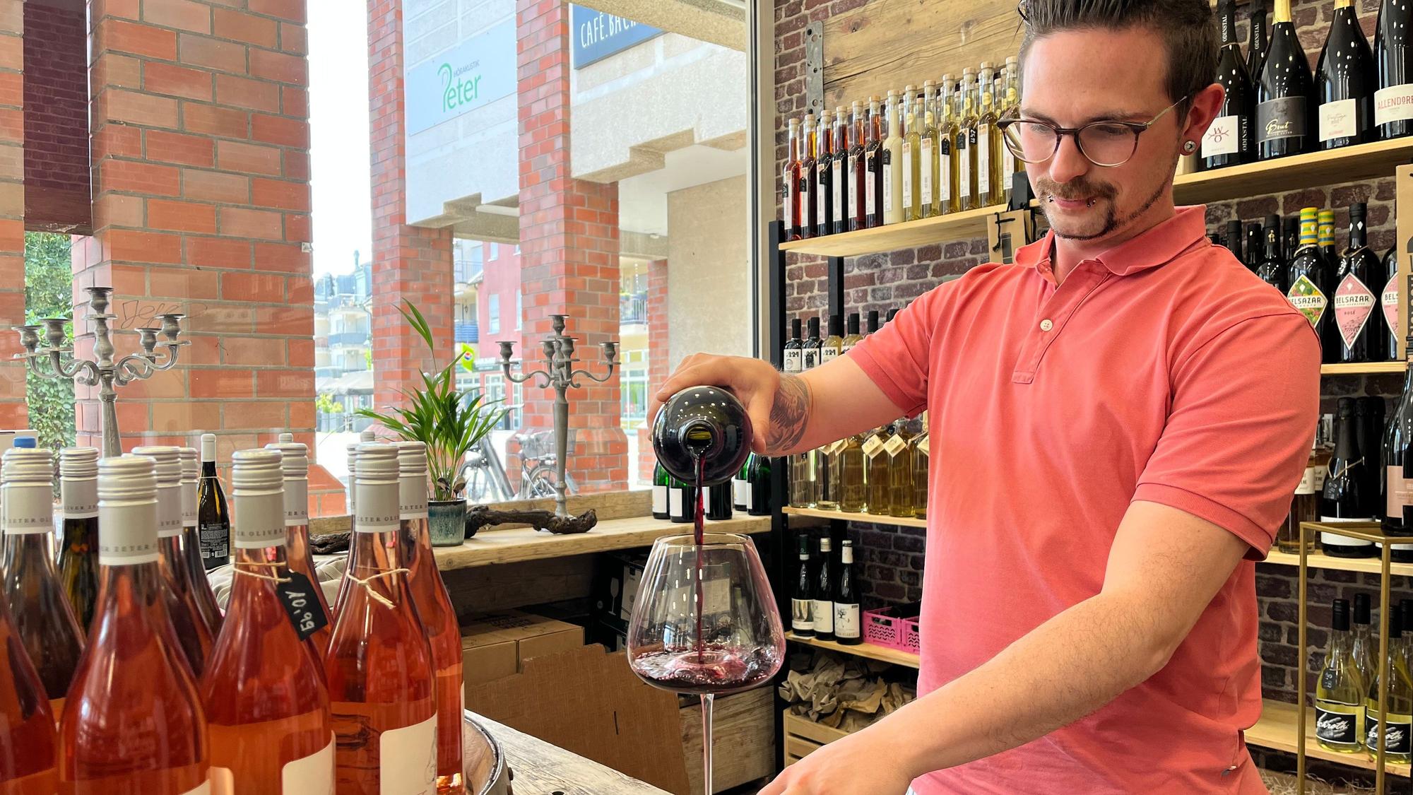 Björn Wurth im neuen Schlebuscher Weinladen „Kork & Kante“