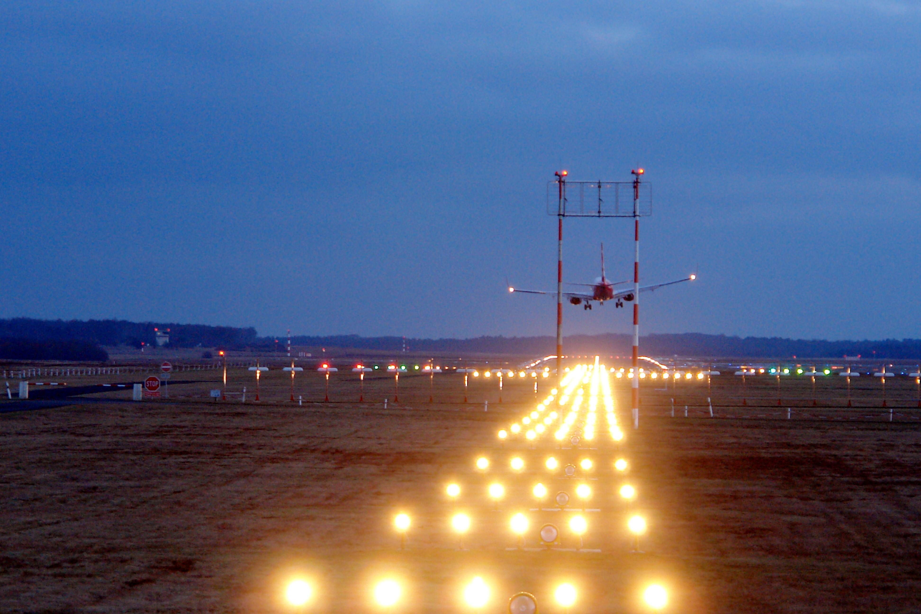 Zu sehen ist ein Flugzeug beim Starten bei Nacht.