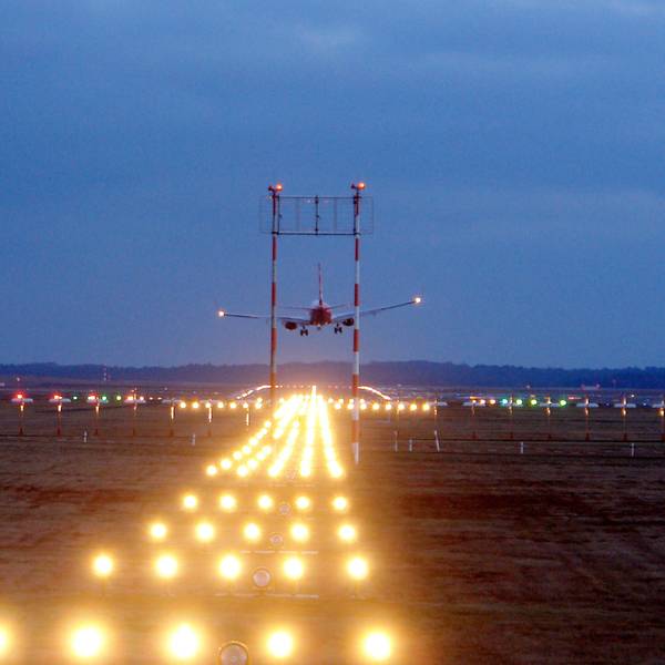 Zu sehen ist ein Flugzeug beim Starten bei Nacht.