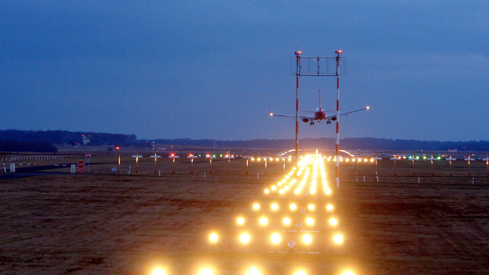 Zu sehen ist ein Flugzeug beim Starten bei Nacht.