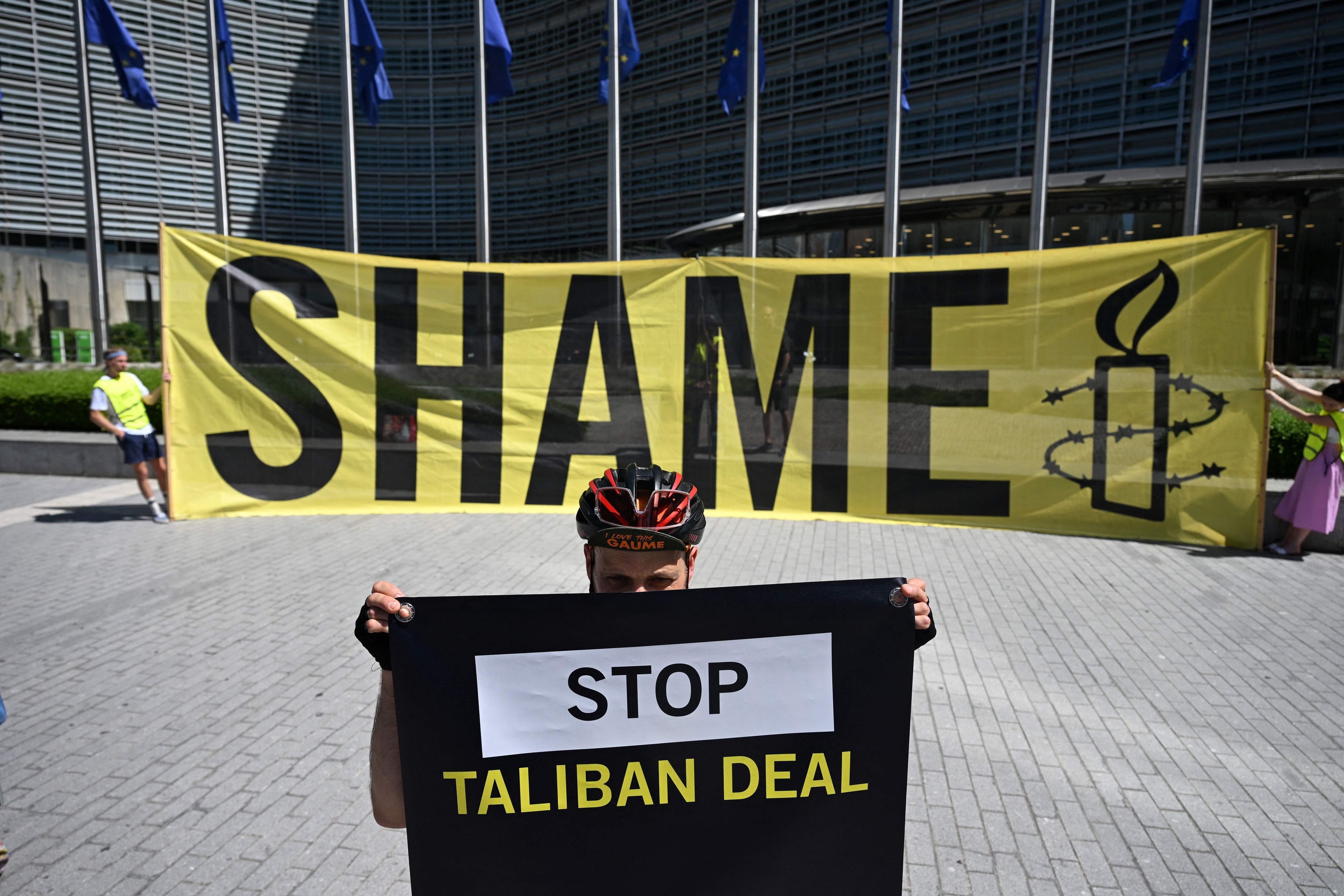 Aktivisten von Amnesty International protestieren vor der EU-Kommission in Brüssel.