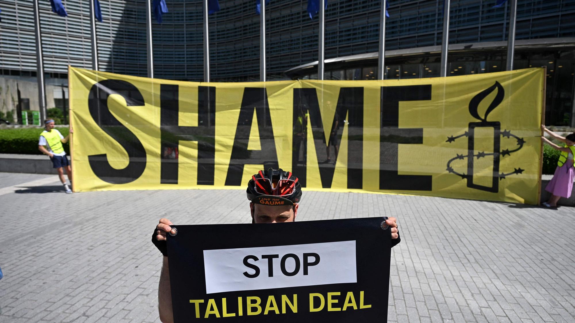 Aktivisten von Amnesty International protestieren vor der EU-Kommission in Brüssel.