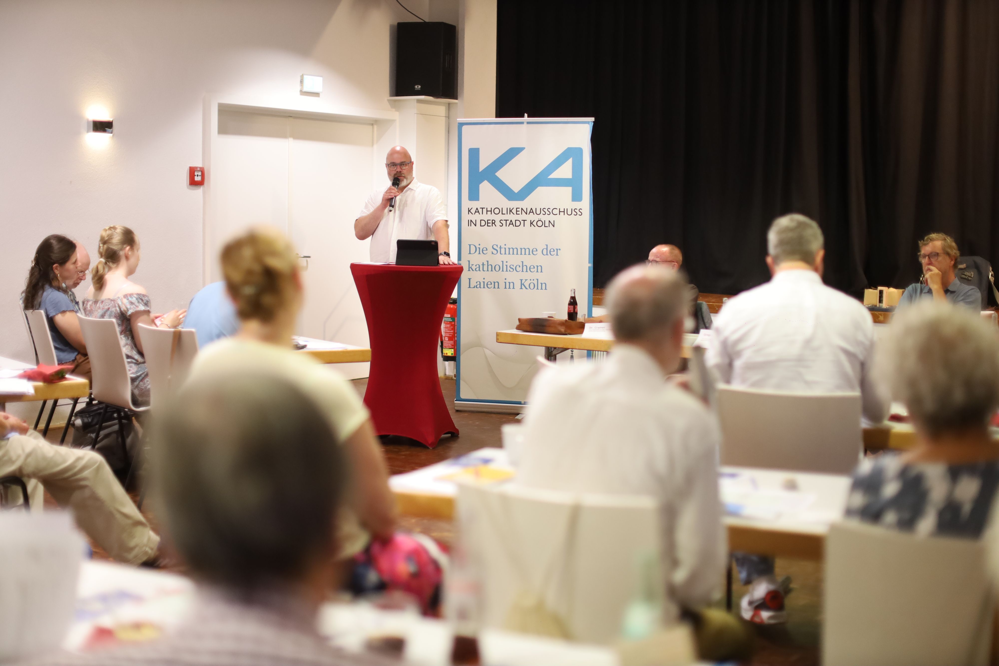 Der scheidende Vorsitzende des Kölner Katholikenausschusses, Gregor Stiels, spricht bei der Vollversammlung.