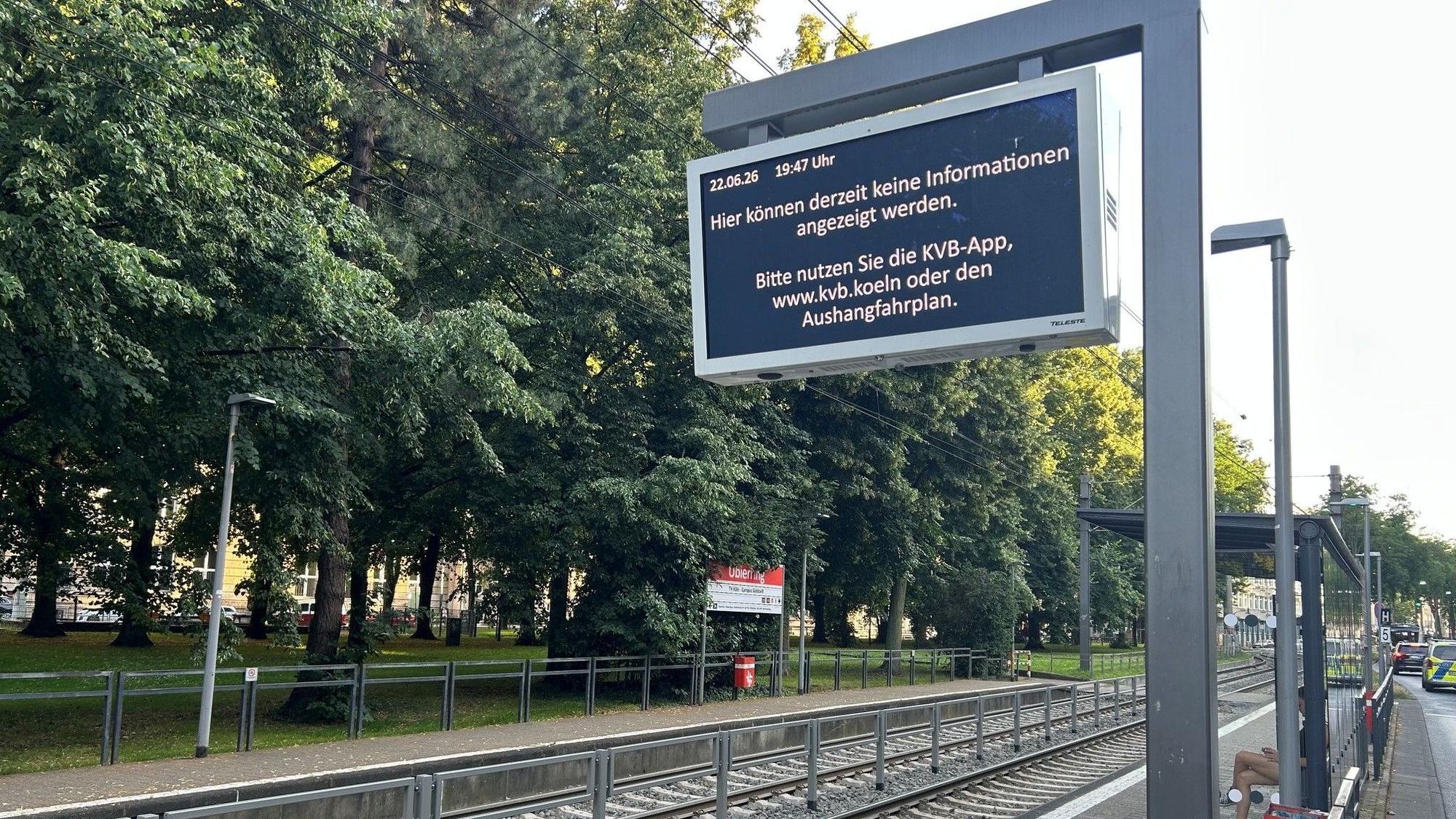Die Anzeigetafeln an den Haltestellen der KVB liefern seit Freitagabend keine Fahrgastinformationen.