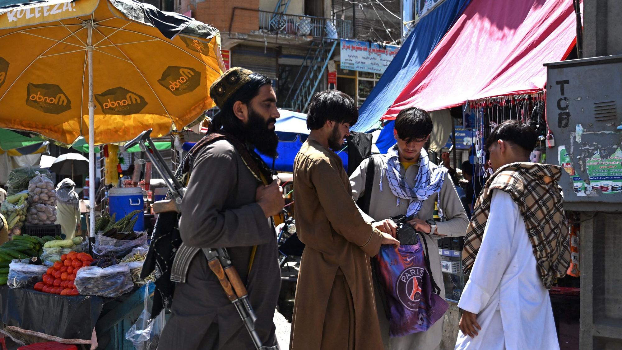 Bewaffnete Taliban-Sicherheitskräfte patrouillieren auf einem Markt in Asadabad. (Archivbild)