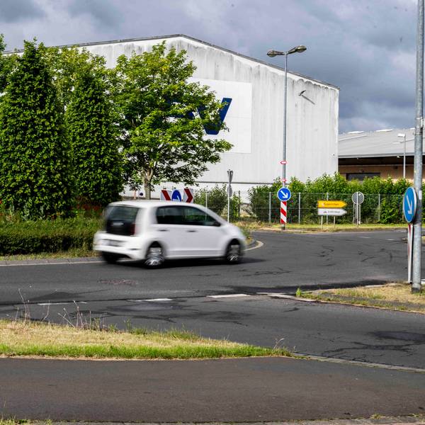 Ein weißer Kleinwagen durchfährt den Kreisverkehr im Gewerbegebiet zwischen Euskirchen und Roitzheim.