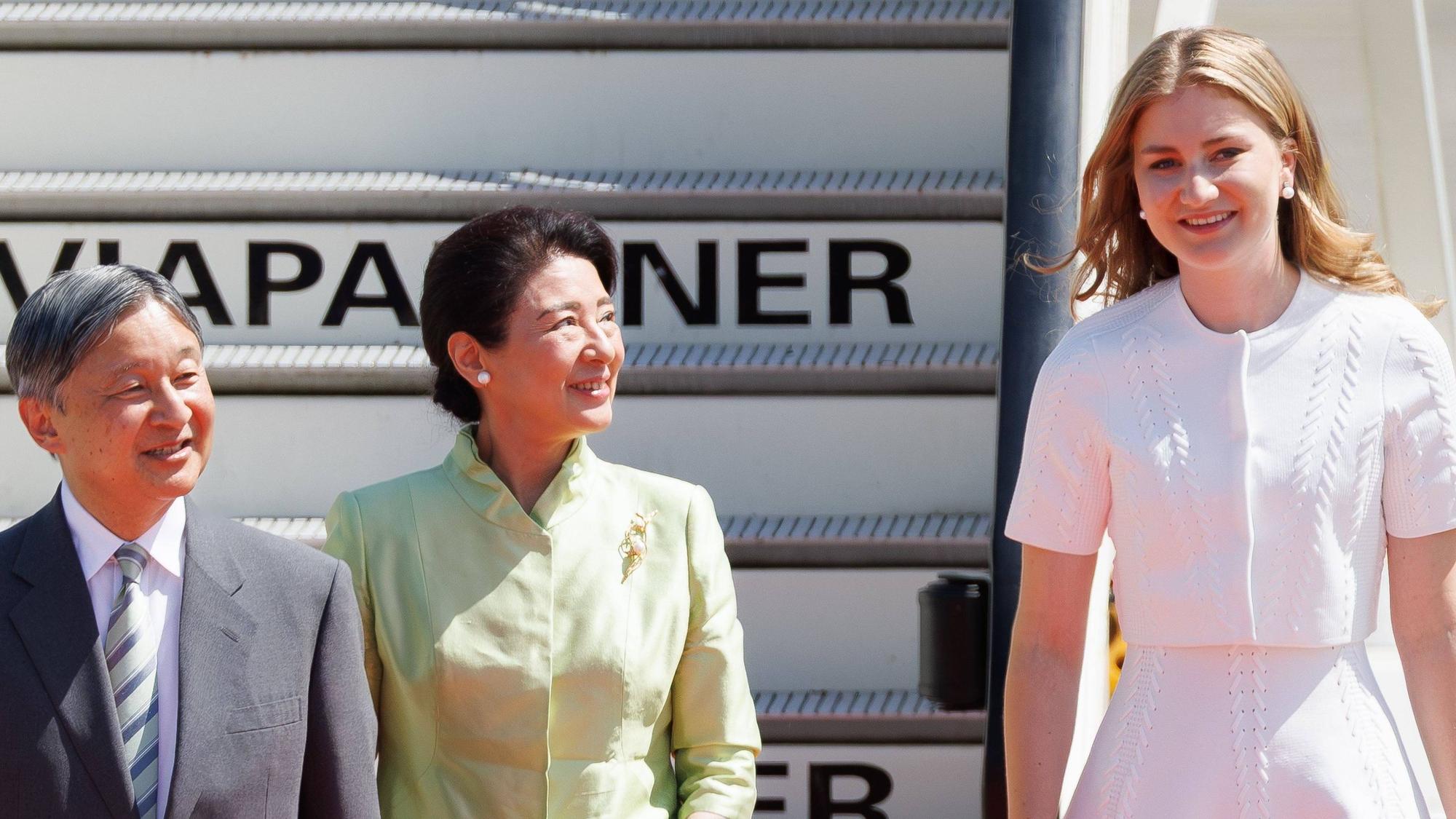 Hoher Besuch in Brüssel: Kronprinzessin Elisabeth von Belgien (rechts) begrüßt das japanische Kaiserpaar, Kaiser Naruhito und Kaiserin Masako, nach der Landung auf dem Militärflugplatz Melsbroek zu ihrem fünftägigen Staatsbesuch.