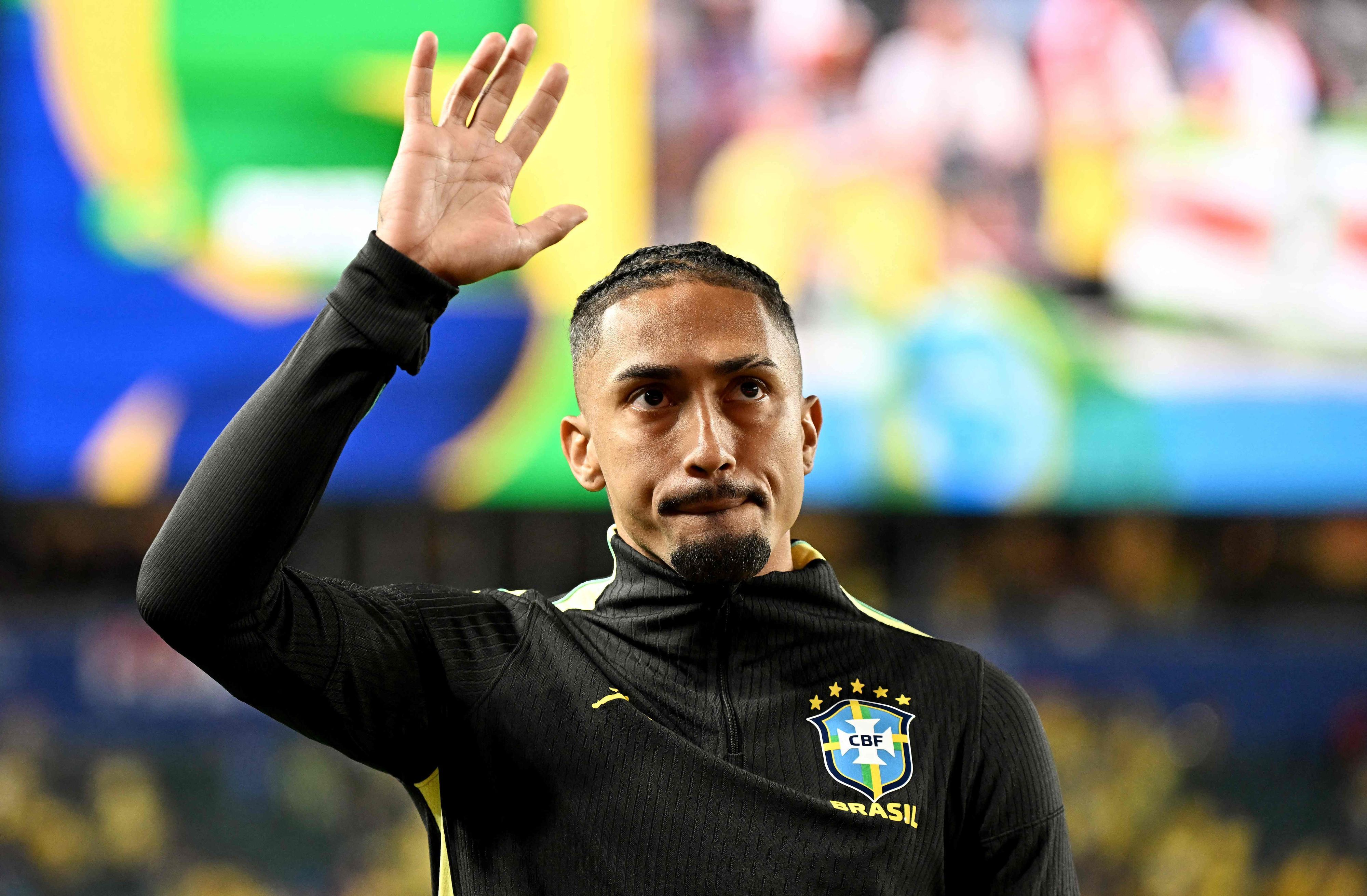 Raphinha winkt.