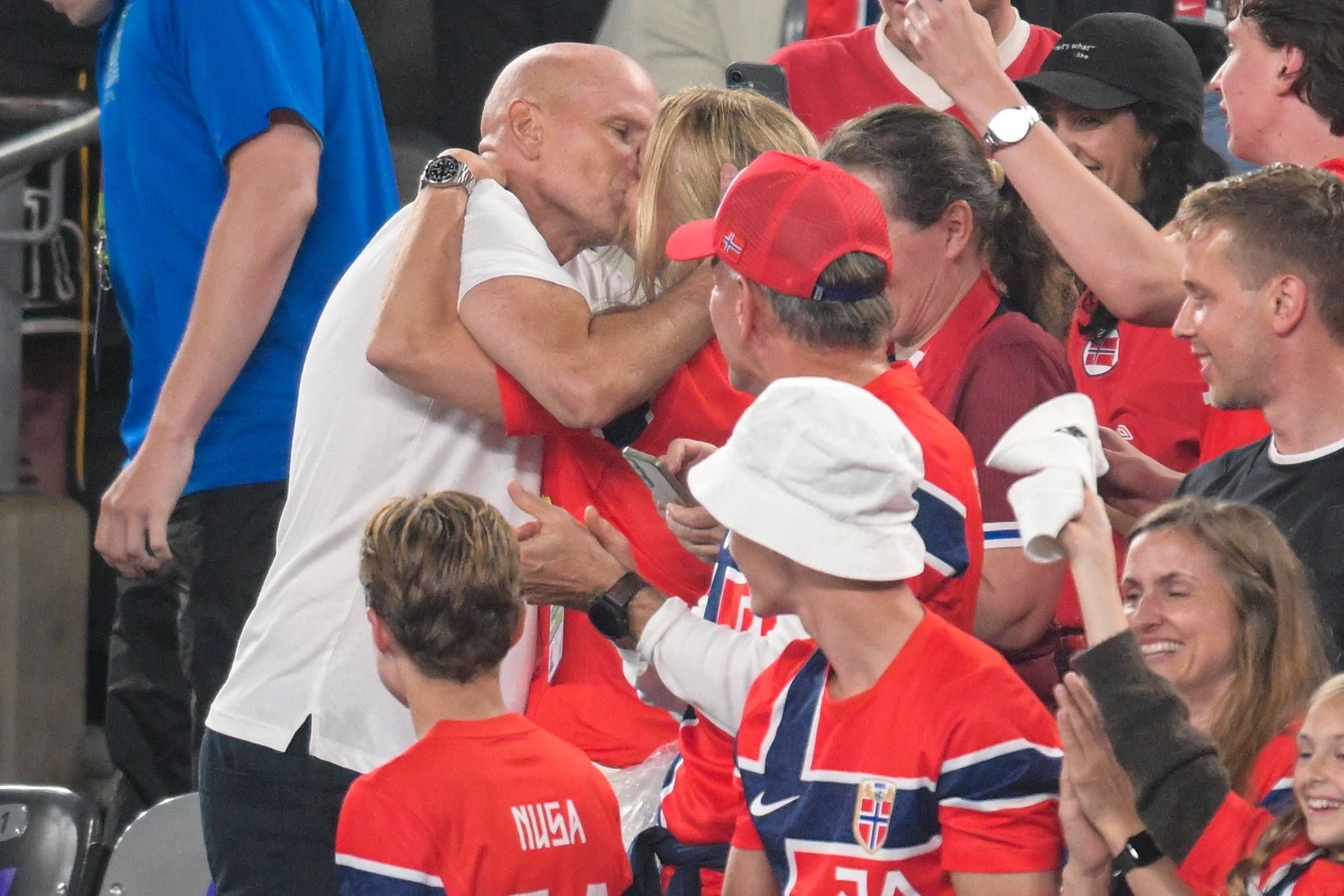 Ex-FC-Coach-jubelt-mit-Ehefrau-Solbakken-sprintet-direkt-nach-WM-Spiel-auf-die-Trib-ne