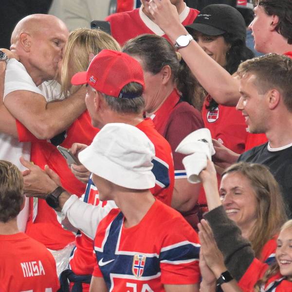 Kuss von Stale Solbakken und Ehefrau Anniken nach dem Norwegen-Spiel bei der WM 2026.