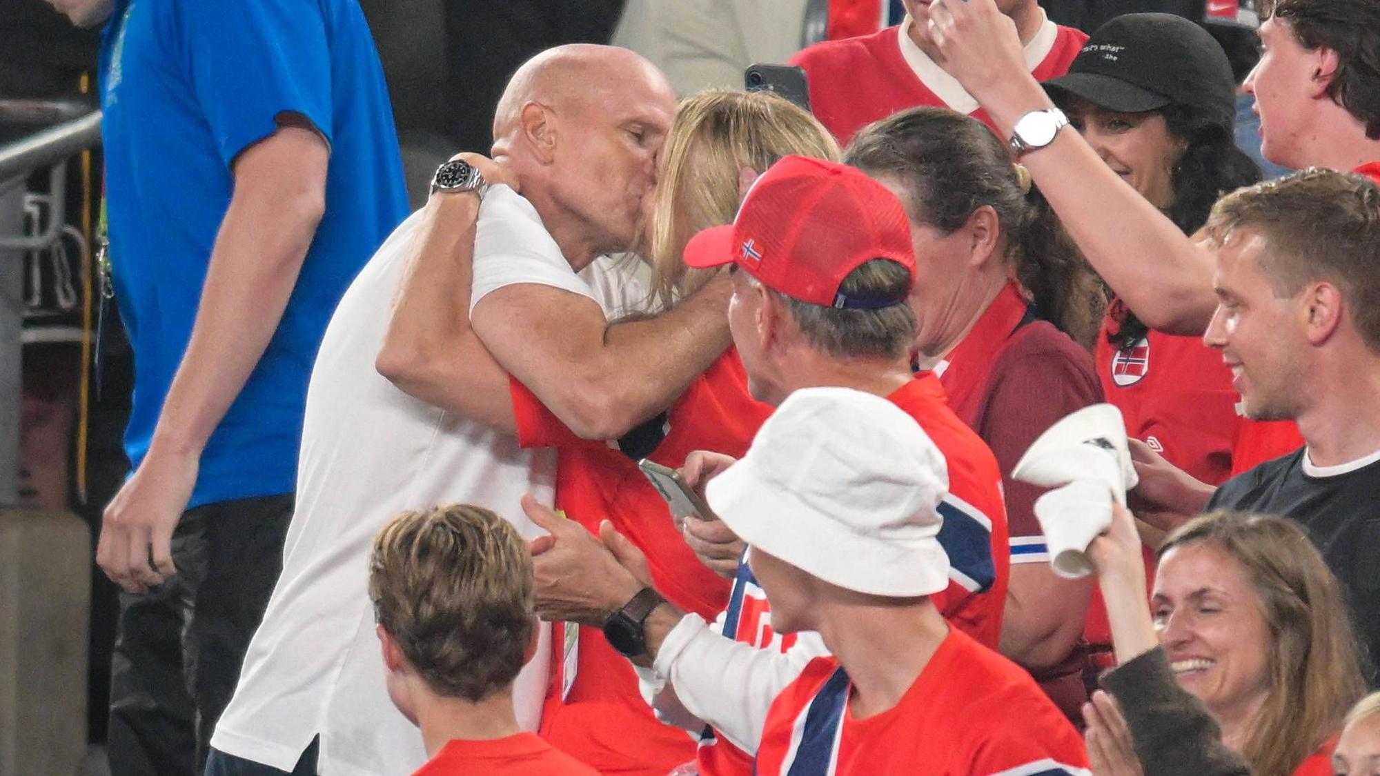Kuss von Stale Solbakken und Ehefrau Anniken nach dem Norwegen-Spiel bei der WM 2026.