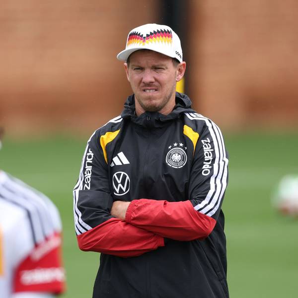 Bundestrainer Julian Nagelsmann (r) schaut auf Antonio Rüdiger.