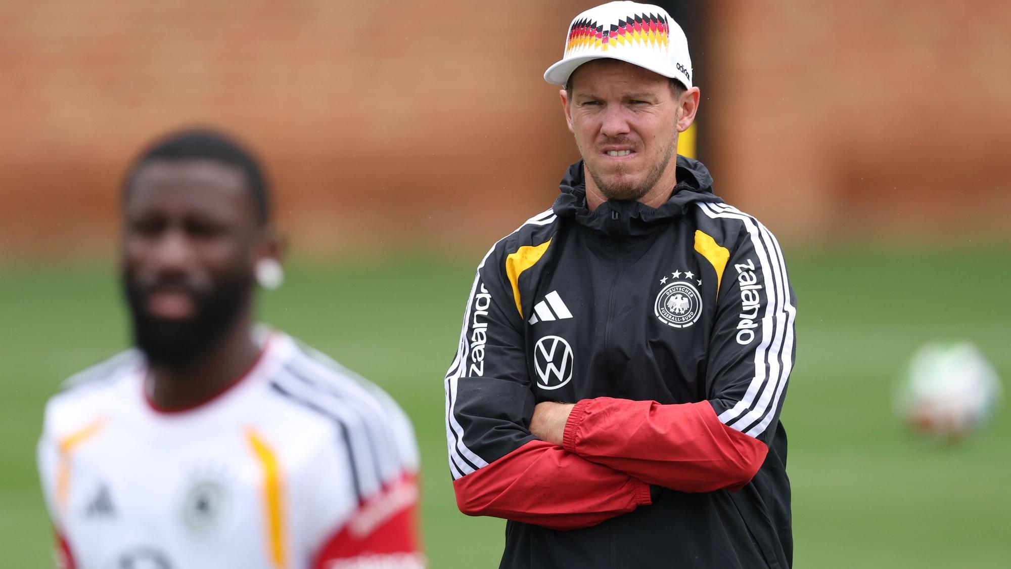 Bundestrainer Julian Nagelsmann (r) schaut auf Antonio Rüdiger.