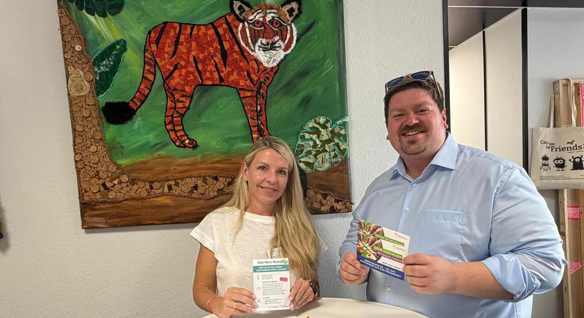 „Die große Herausforderung dabei ist es, die Menschen zu erreichen“, sagt Bürgermeister Maurice Winter, hier zu sehen mit Aleksandra Petz.