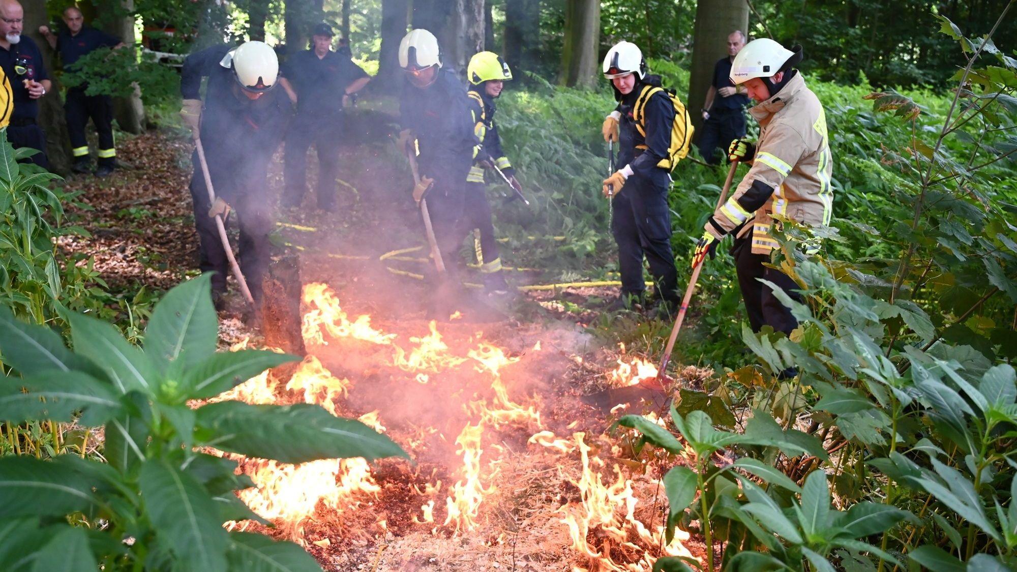 Der Rheinisch-Bergische Kreis warnt vor erhöhter Waldbrandgefahr, hier das Bild einer Übung.