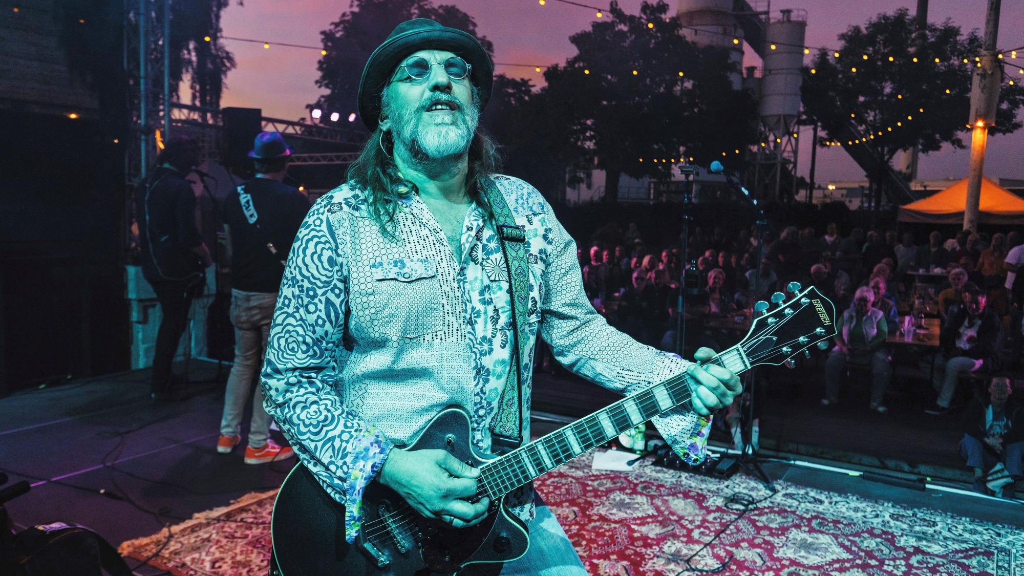 Sänger Justus Kopanski von den The Pretty Heartbreakers beim Open-Air Konzert in der Knatine. (Archivbild 2025)