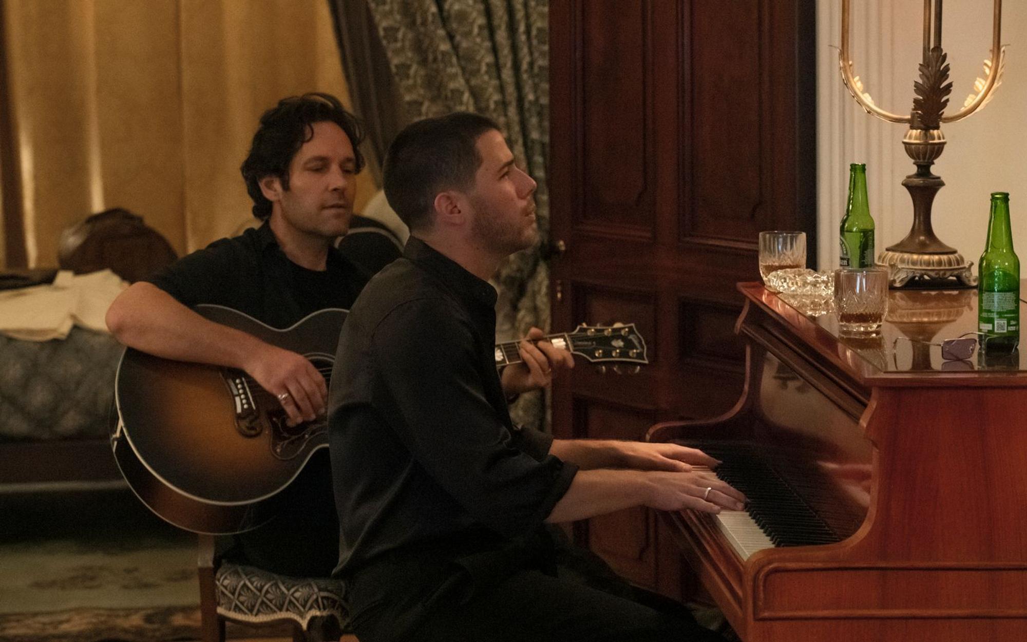 Zwei Männer mit Musik im Blut: Rick (Paul Rudd, links) und Danny (Nick Jonas) verstehen sich sofort. (Bild: Lionsgate/David Cleary)