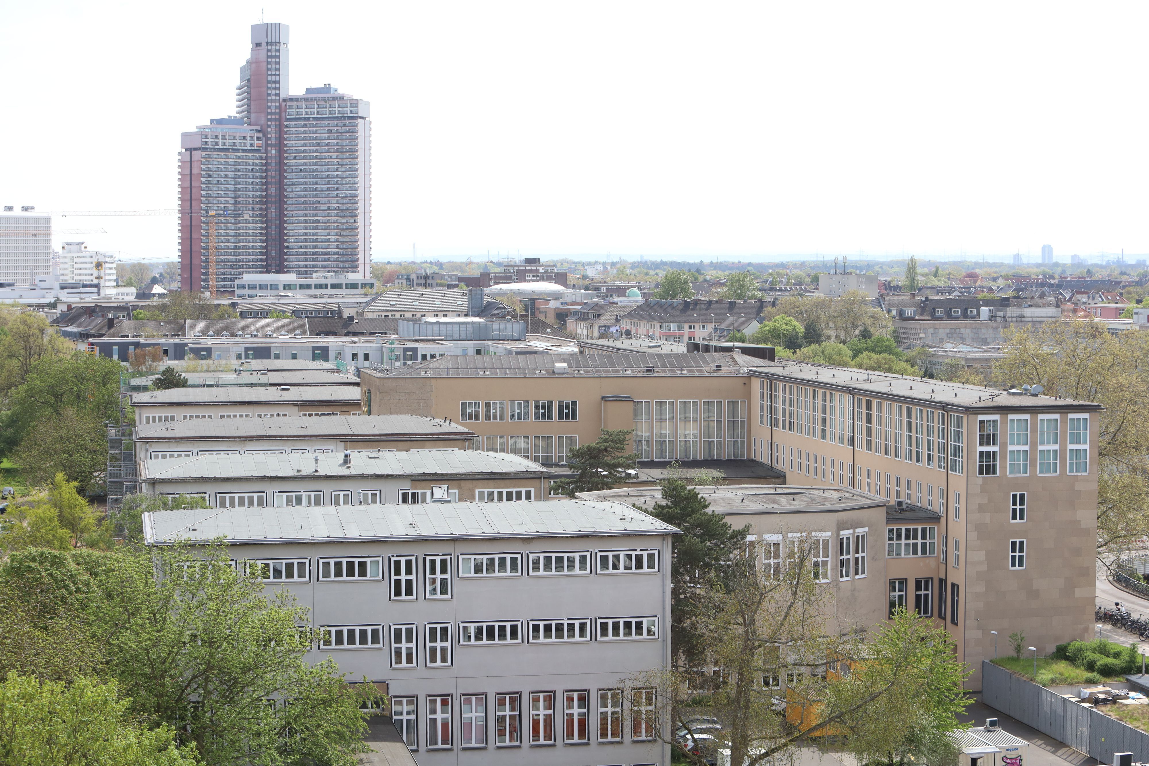 15.04.2026, Köln: Eine Überischt auf das Gelände Uni Köln vom Hochhaus der WiSo Fakultät. Nach sechsjähriger Sanierung WiSo-Hochhaus der Universität zu Köln wiedereröffnet Foto: Arton Krasniqi