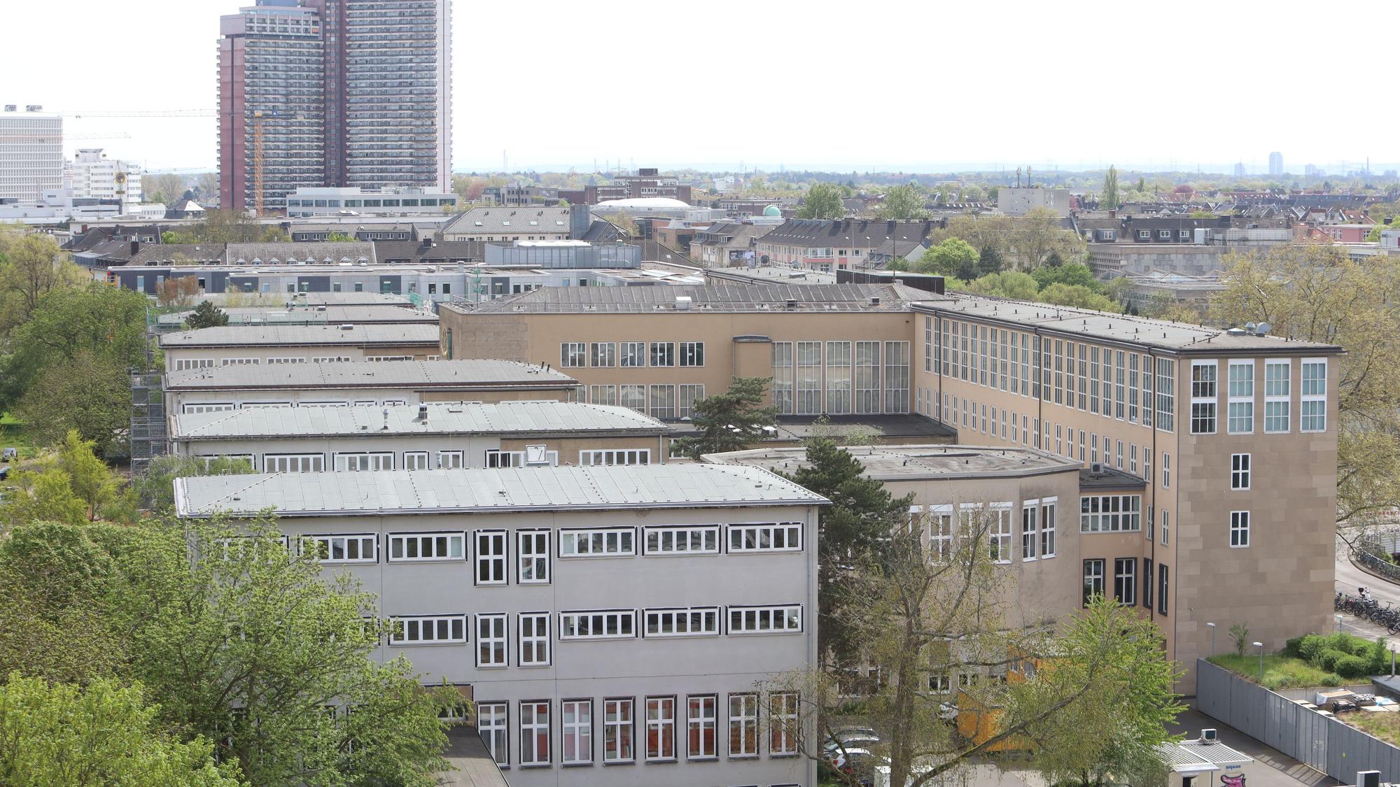15.04.2026, Köln: Eine Überischt auf das Gelände Uni Köln vom Hochhaus der WiSo Fakultät. Nach sechsjähriger Sanierung WiSo-Hochhaus der Universität zu Köln wiedereröffnet Foto: Arton Krasniqi