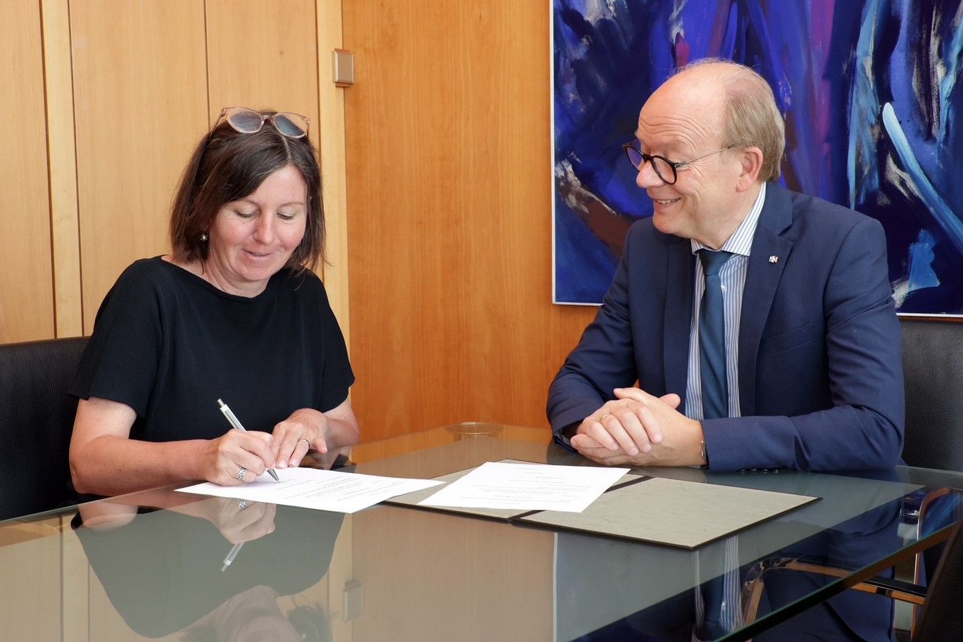 Anja von Marenholtz bestätigt in Anwesenheit von Landtagspräsident André Küper mit ihrer Unterschrift ihr Ausscheiden aus dem Parlament.