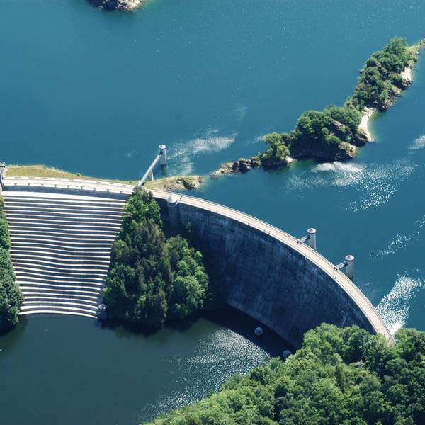 Das Bild zeigt die Urfttalsperre aus der Luft.