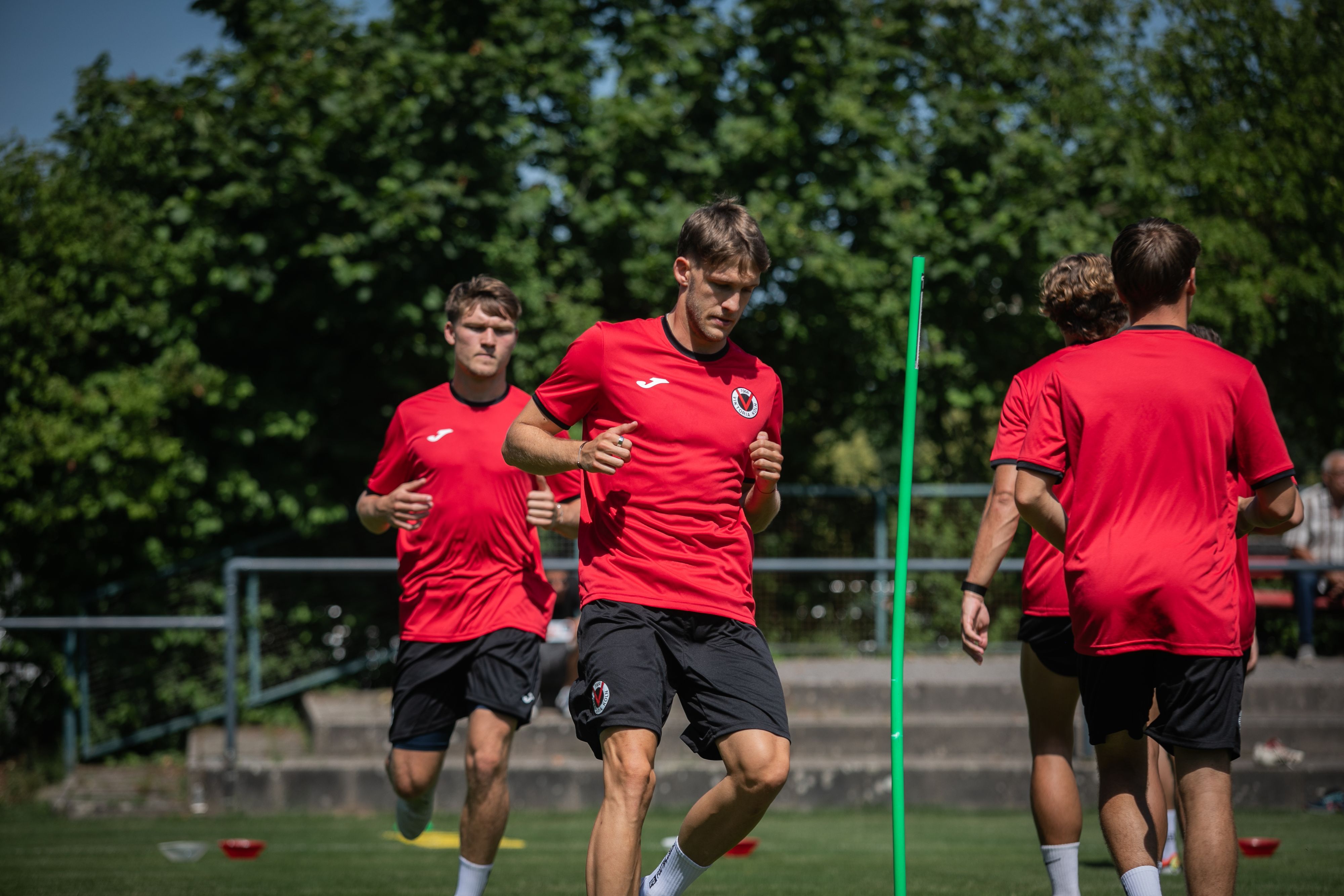 Pascal Fallmann (Mitte) im Training von Viktoria Köln