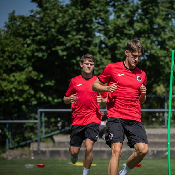 Pascal Fallmann (Mitte) im Training von Viktoria Köln
