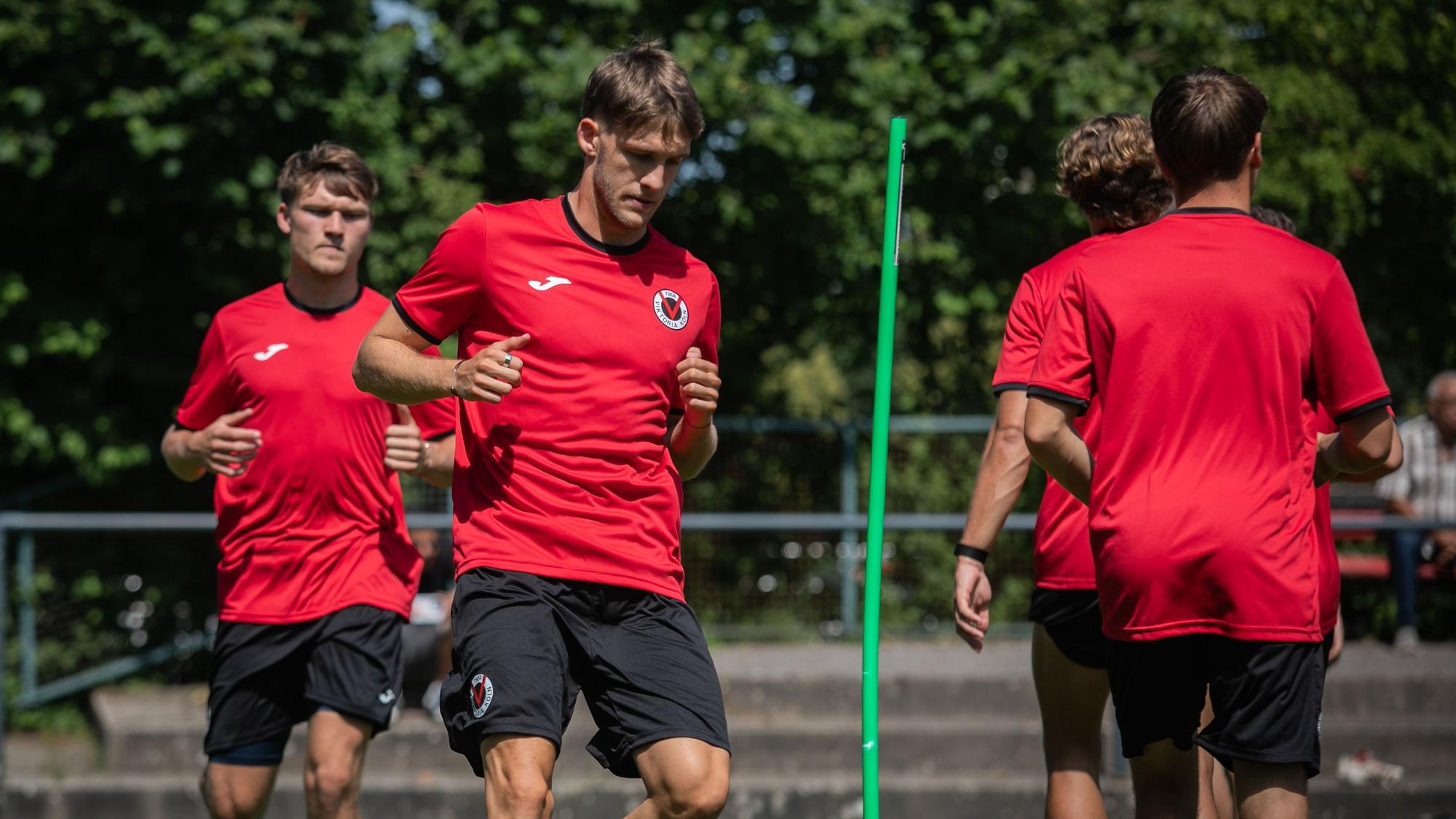 Pascal Fallmann (Mitte) im Training von Viktoria Köln
