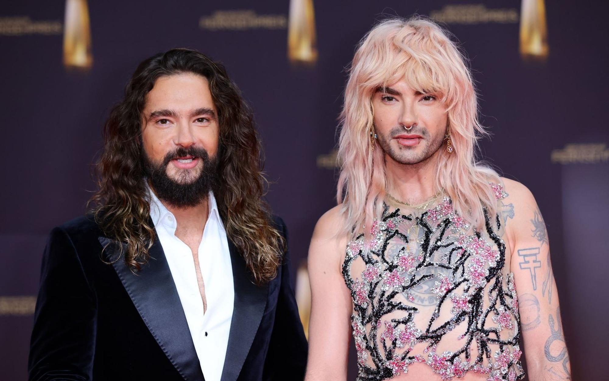 In ihrem Podcast „Kaulitz Hills - Senf aus Hollywood“ haben Tom (links) und Bill Kaulitz darüber gesprochen, wie sie sich einen Abschied ihrer Band Tokio Hotel vorstellen würden. (Bild: 2024 Getty Images/Joshua Sammer)