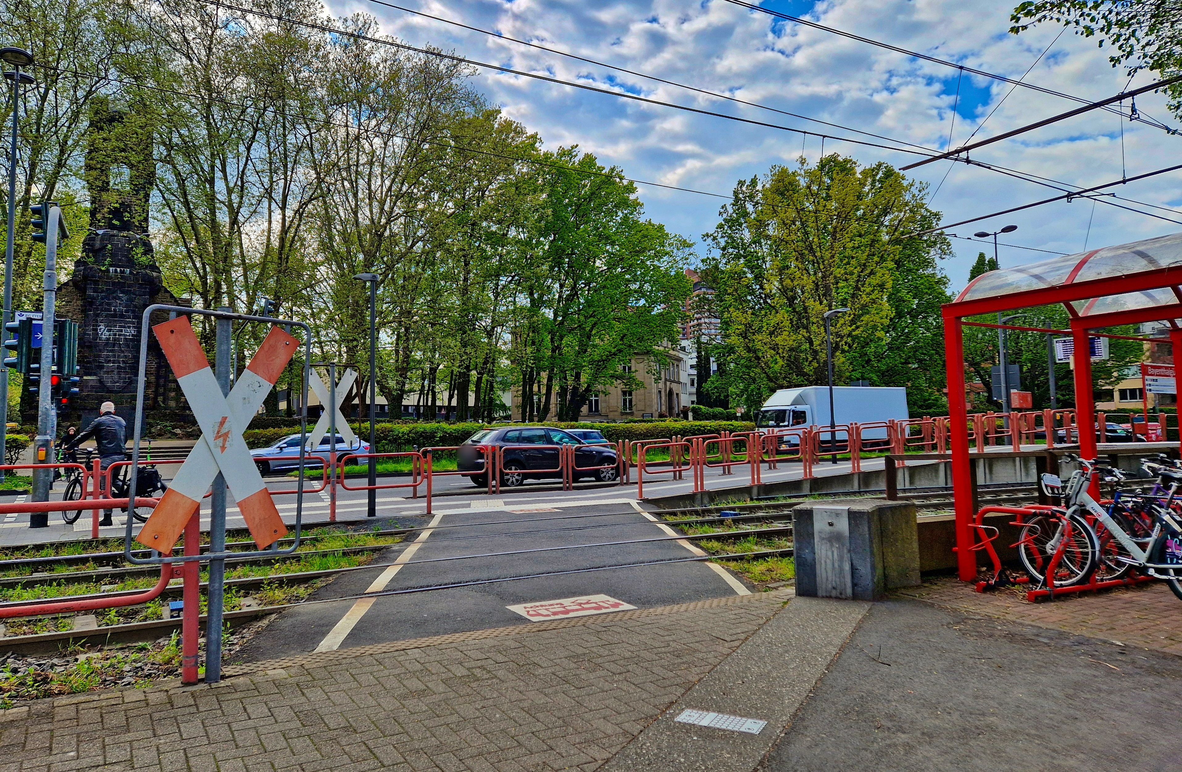 Am Bahnübergang an der Haltestelle „Bayenthalgürtel“ soll die Bedarfsampel künftig schneller auf Grün für Fußgänger und Radfahrer springen.