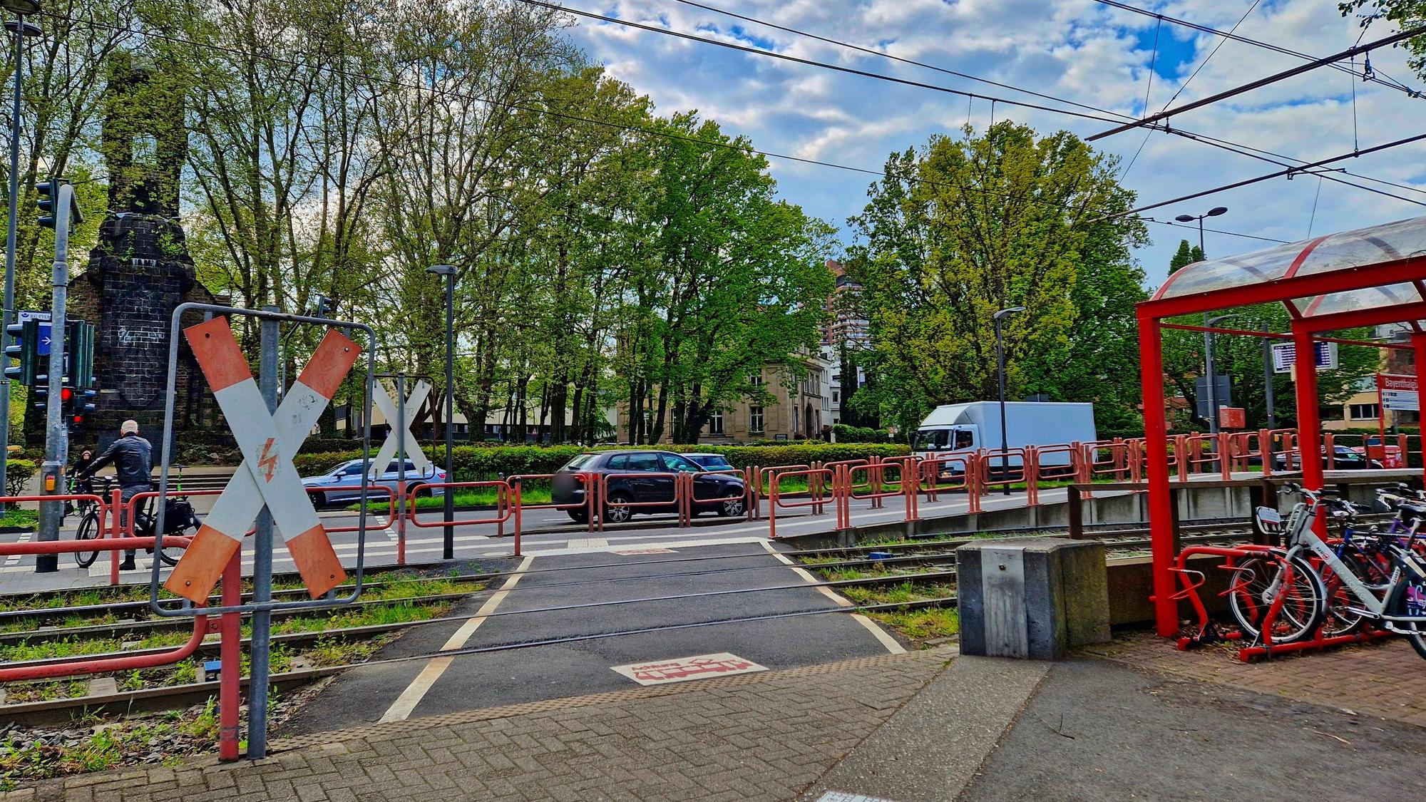 Am Bahnübergang an der Haltestelle „Bayenthalgürtel“ soll die Bedarfsampel künftig schneller auf Grün für Fußgänger und Radfahrer springen.