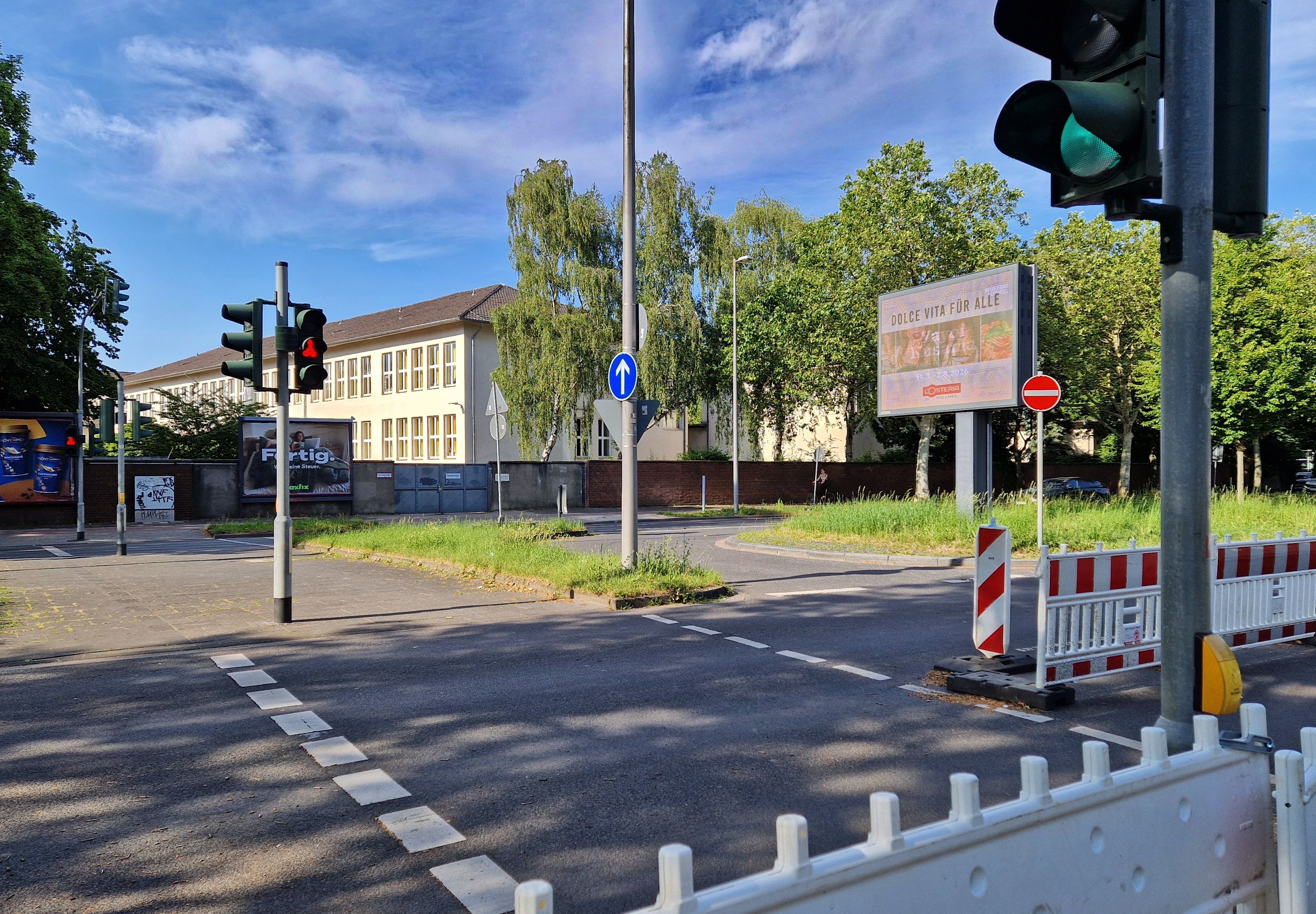 Die Ampel auf dem Raderberggürtel zwischen dem Neubaugebiet „Die Welle“ und der Grundschule Annastraße