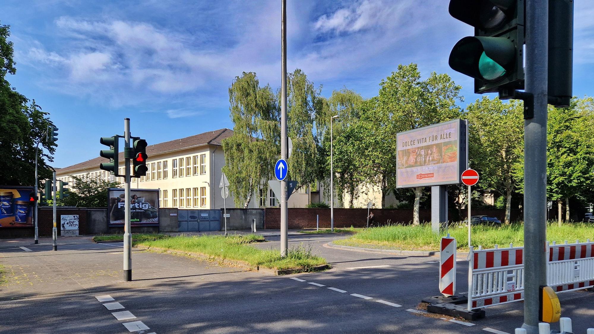 Die Ampel auf dem Raderberggürtel zwischen dem Neubaugebiet „Die Welle“ und der Grundschule Annastraße