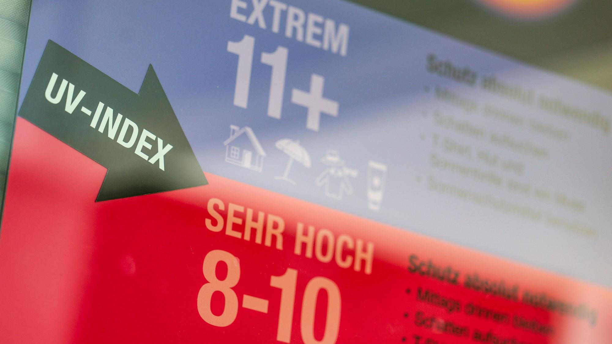 Ein Plakat mit dem Hinweis auf den UV-Index hängt im Kölner Stadionbad. (Archivbild)
