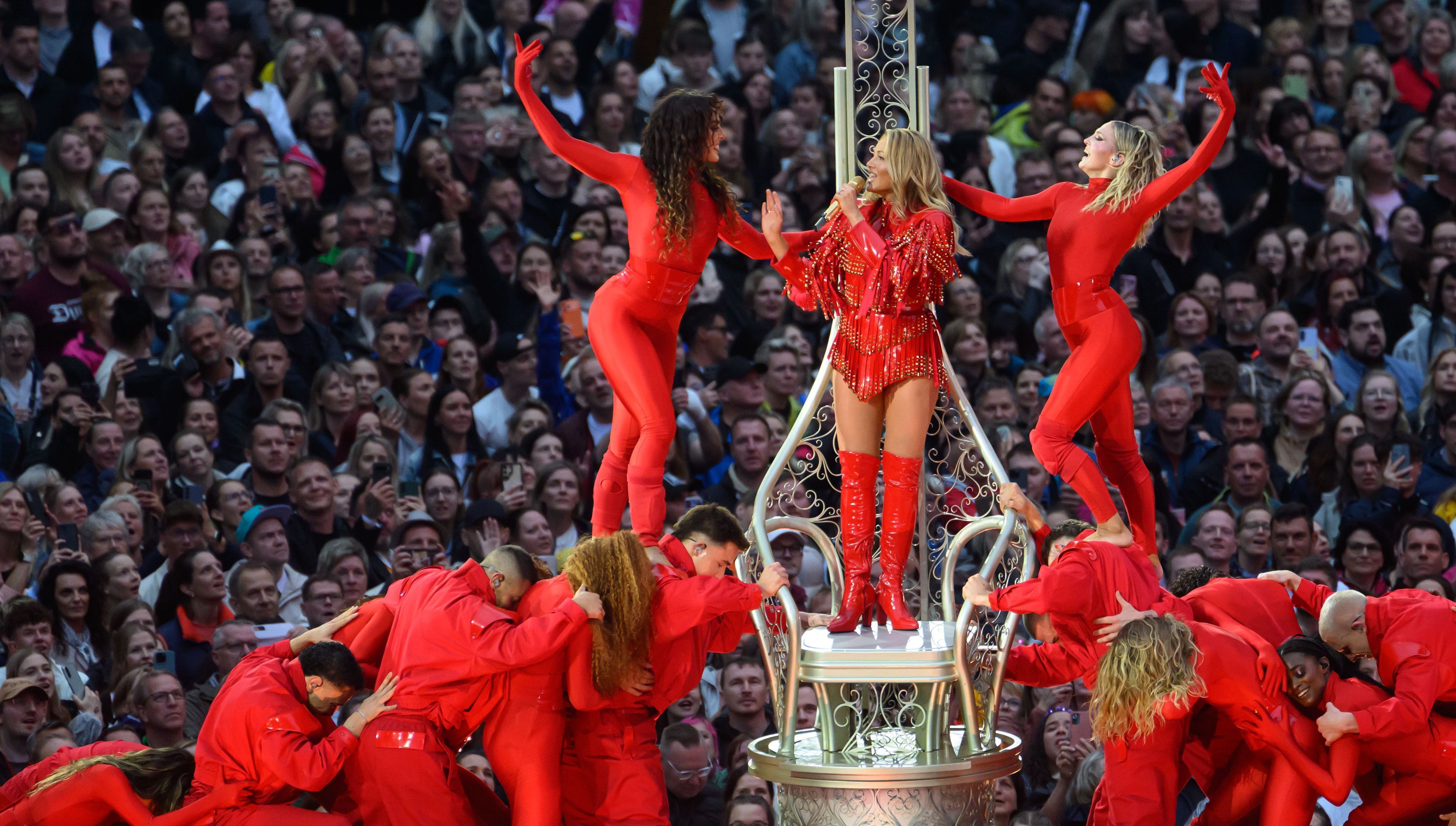 Helene Fischer (M) tritt im Rudolf-Harbig-Stadion beim Auftakt ihrer „360° Stadion Tour 2026“ auf.