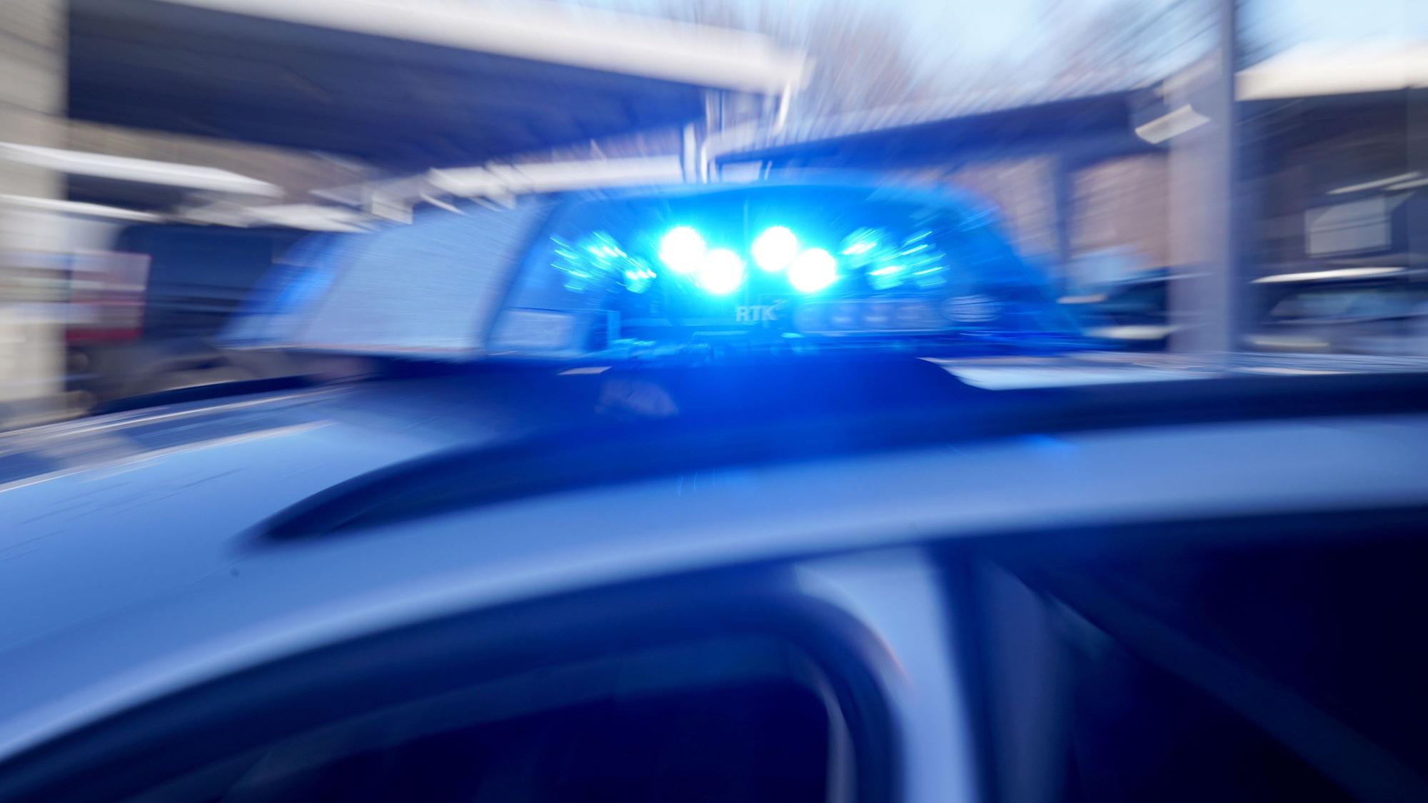 Polizei mit Blaulicht (Symbolfoto)