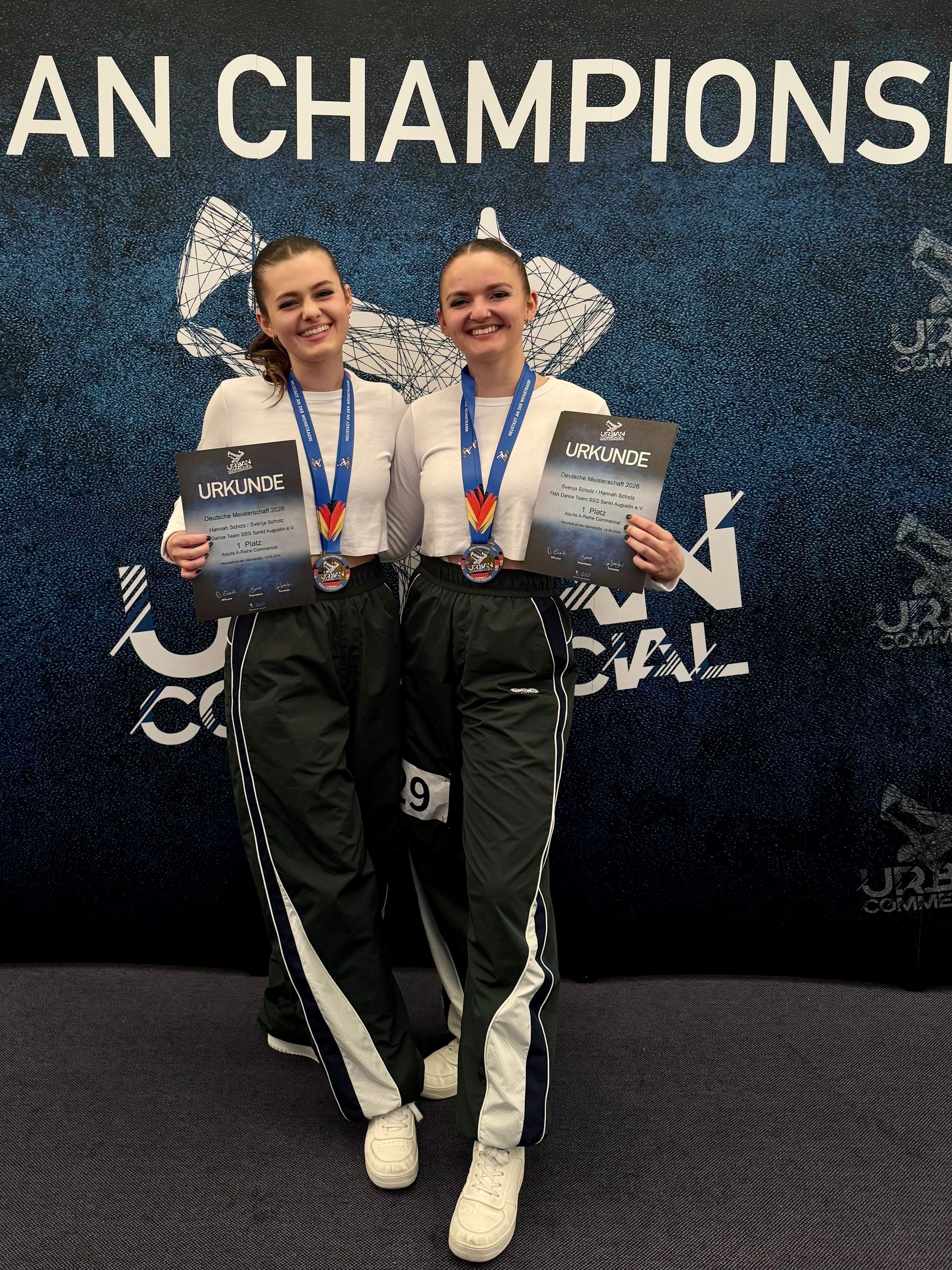 Das Duo der SSG, bestehend aus Hannah (l.) und Svenja Scholz, trat im Finale in der A-Klasse beim Hip Hop an – und lieferte eine Kür ab, die den ersten Platz und somit den Deutschen Meistertitel brachte.