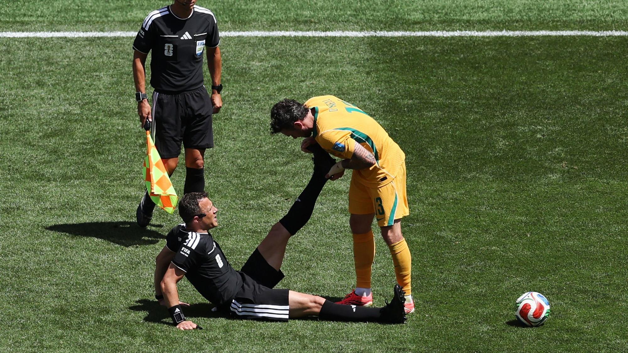 Der Australier Aiden O'Neill kümmert sich um den am Boden sitzenden Zwayer.