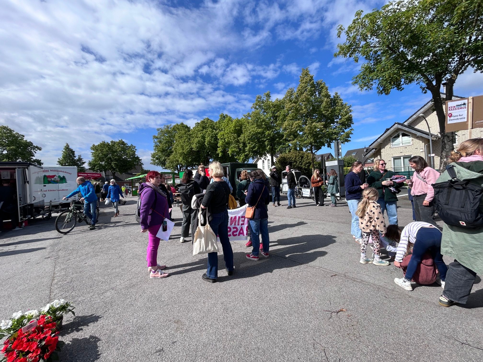 Jeden ersten Samstag im Monat versammeln sich Anwohner auf dem Wupperplatz in Köln-Höhenhaus, um in einen politischen Dialog zu kommen.