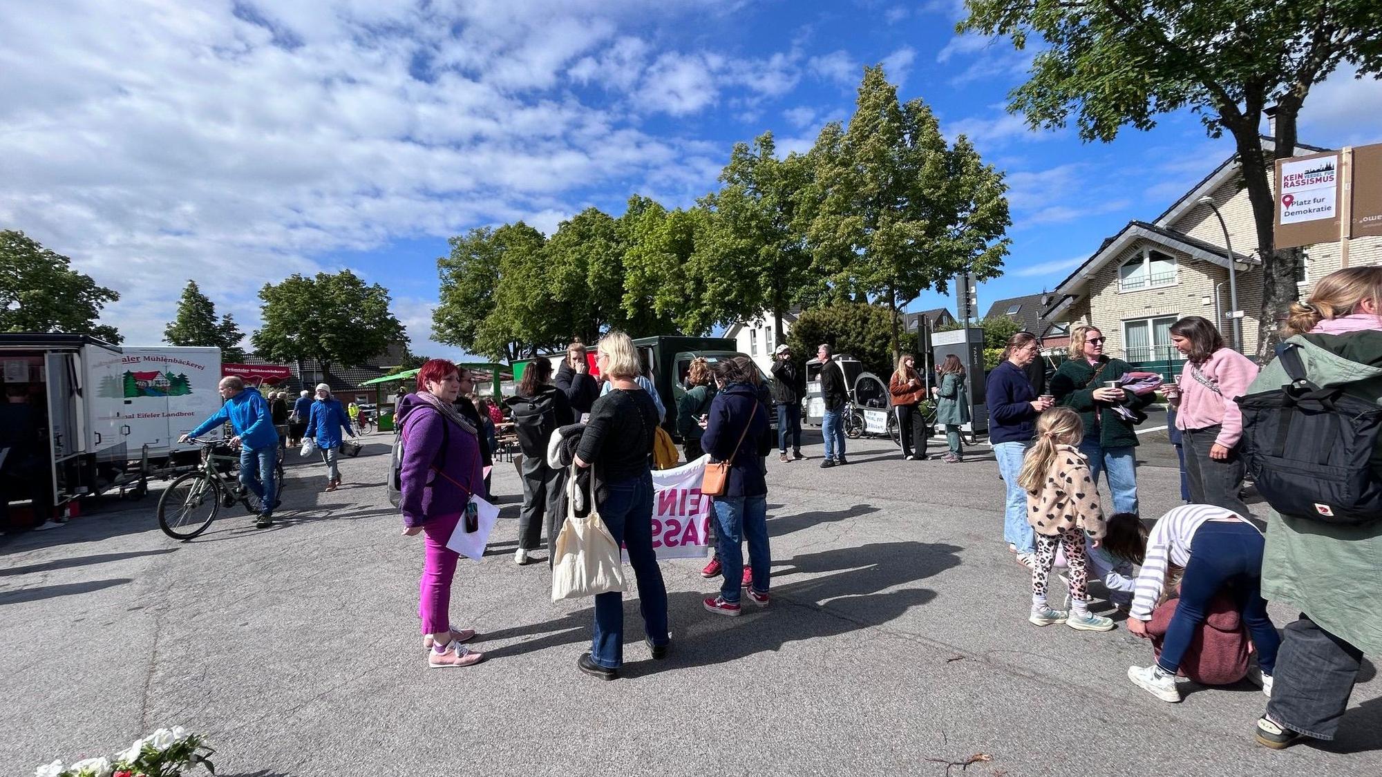 Jeden ersten Samstag im Monat versammeln sich Anwohner auf dem Wupperplatz in Köln-Höhenhaus, um in einen politischen Dialog zu kommen.