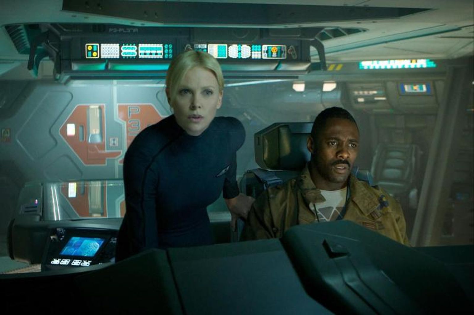Haben eine mörderische Begegnung mit unheimlichen Wesen aus einer fremden Welt: Pilot Janek (Idris Elba) und Kommandantin Vickers (Charlize Theron).  (Bild: 2012 Twentieth Century Fox Film Corporation. All rights reserved.)