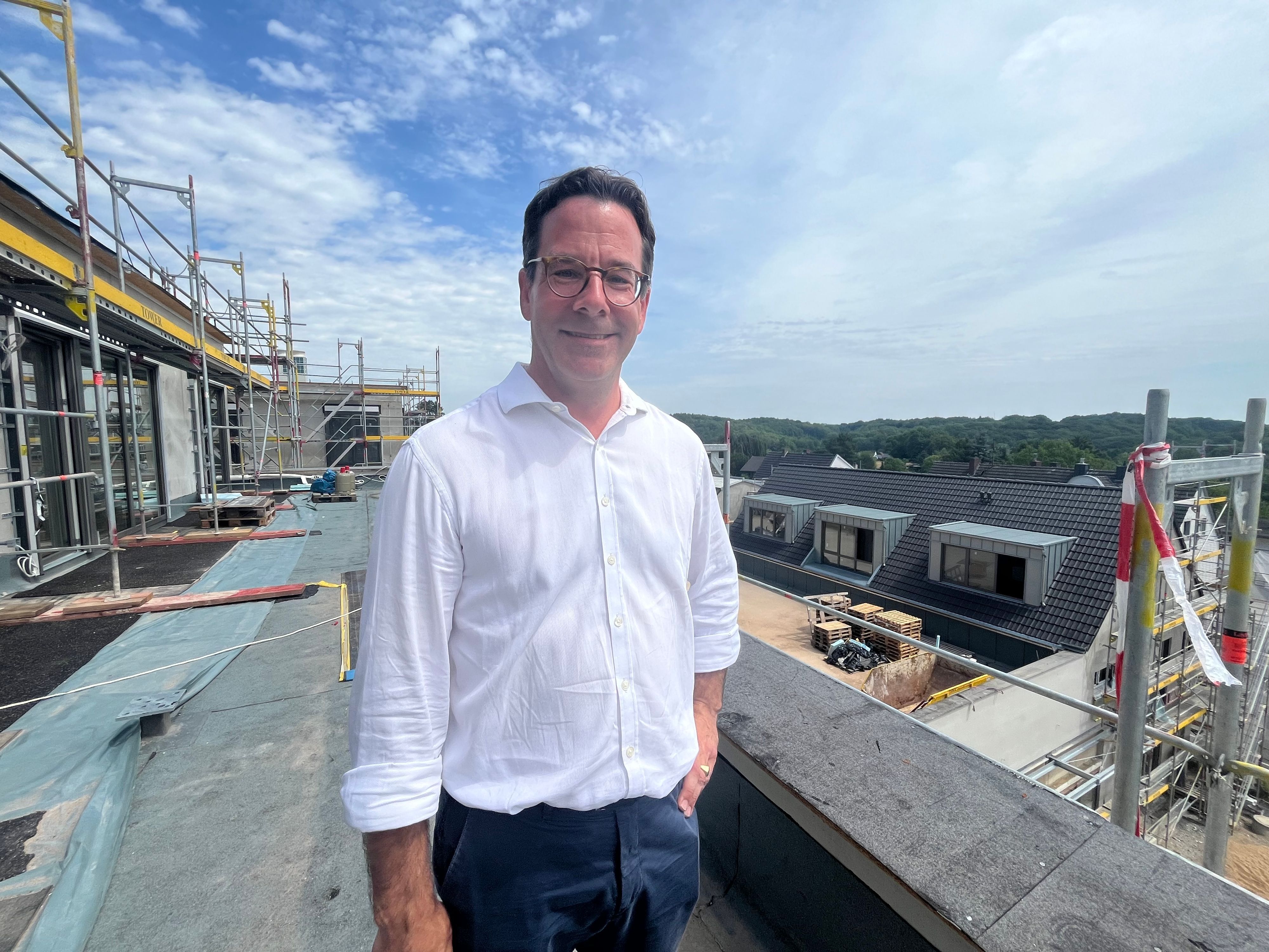 Bauherr Daniel Rinck auf der Dachterrasse eines der Wohnhäuser.