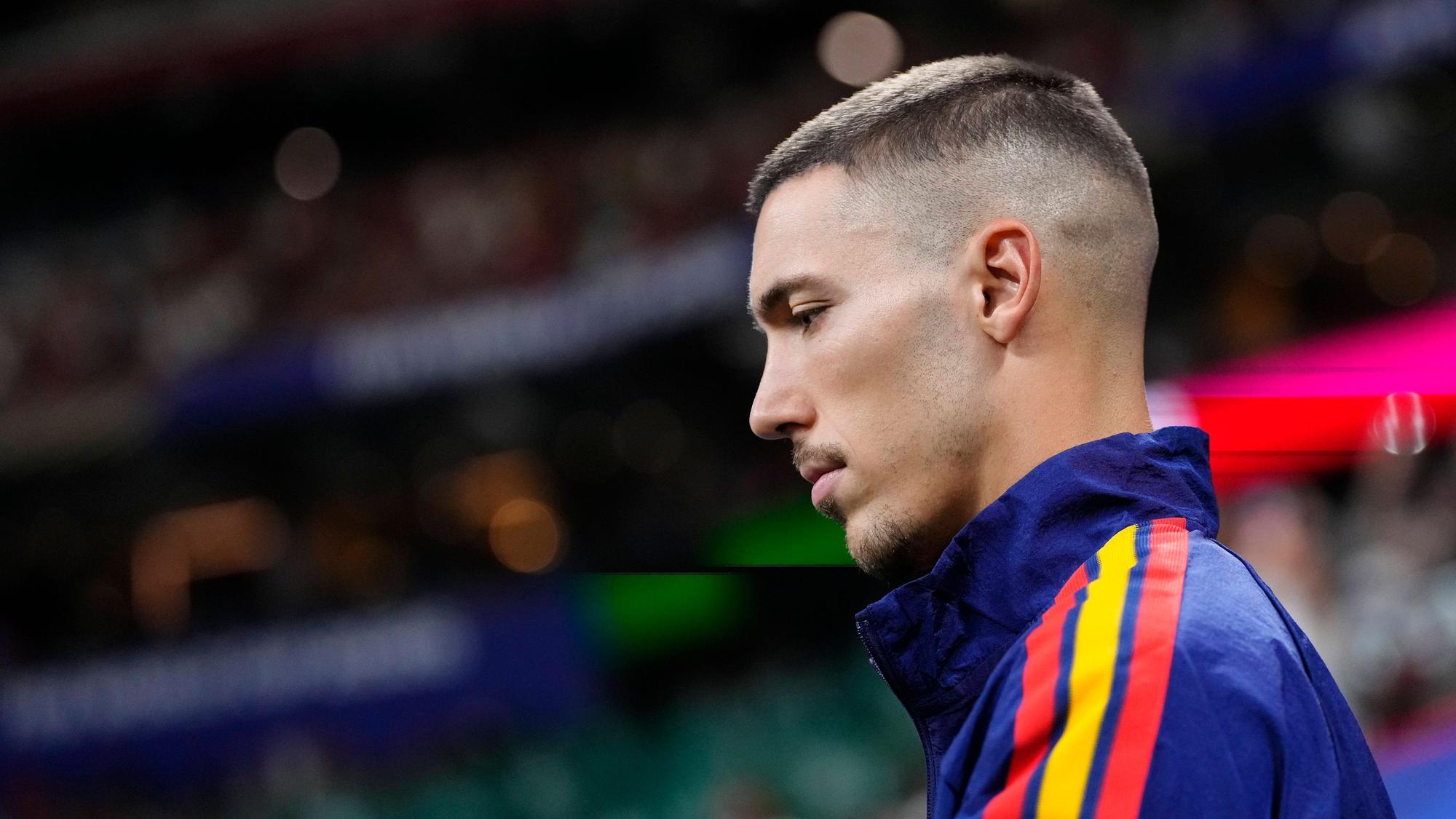 Alejandro Grimaldo mit Spanien-Trainingsjacke.