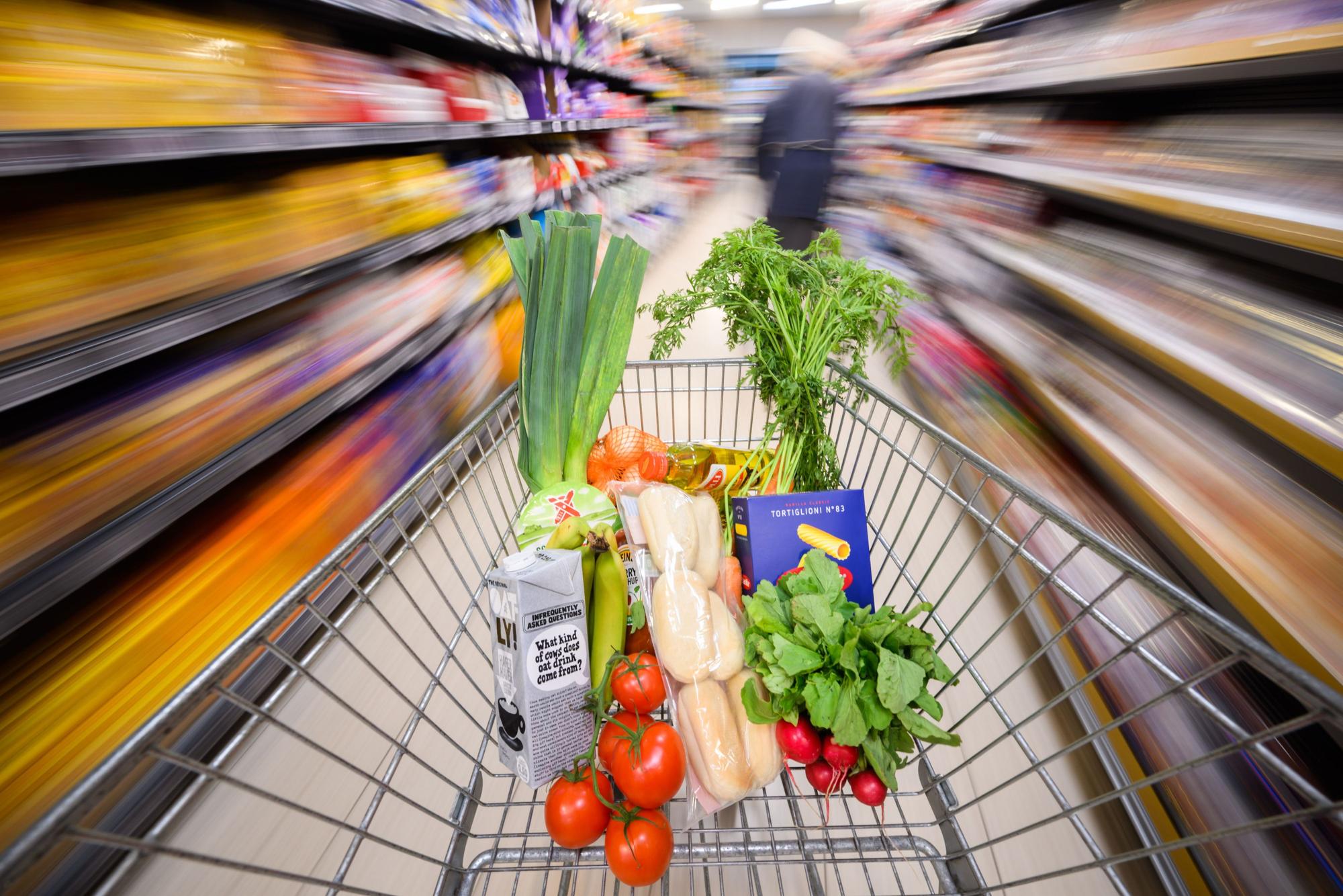 ILLUSTRATION - Gemüse, Fleisch, Milchprodukte: Bei hohen Temperaturen verderben Lebensmittel schneller und sollten zügig verbraucht werden. (zu dpa: «Sommerzeit ist Keimzeit: Gut essen trotz Hitze») Foto: Julian Stratenschulte/dpa/dpa-tmn - Honorarfrei nur für Bezieher des dpa-Themendienstes +++ dpa-Themendienst +++